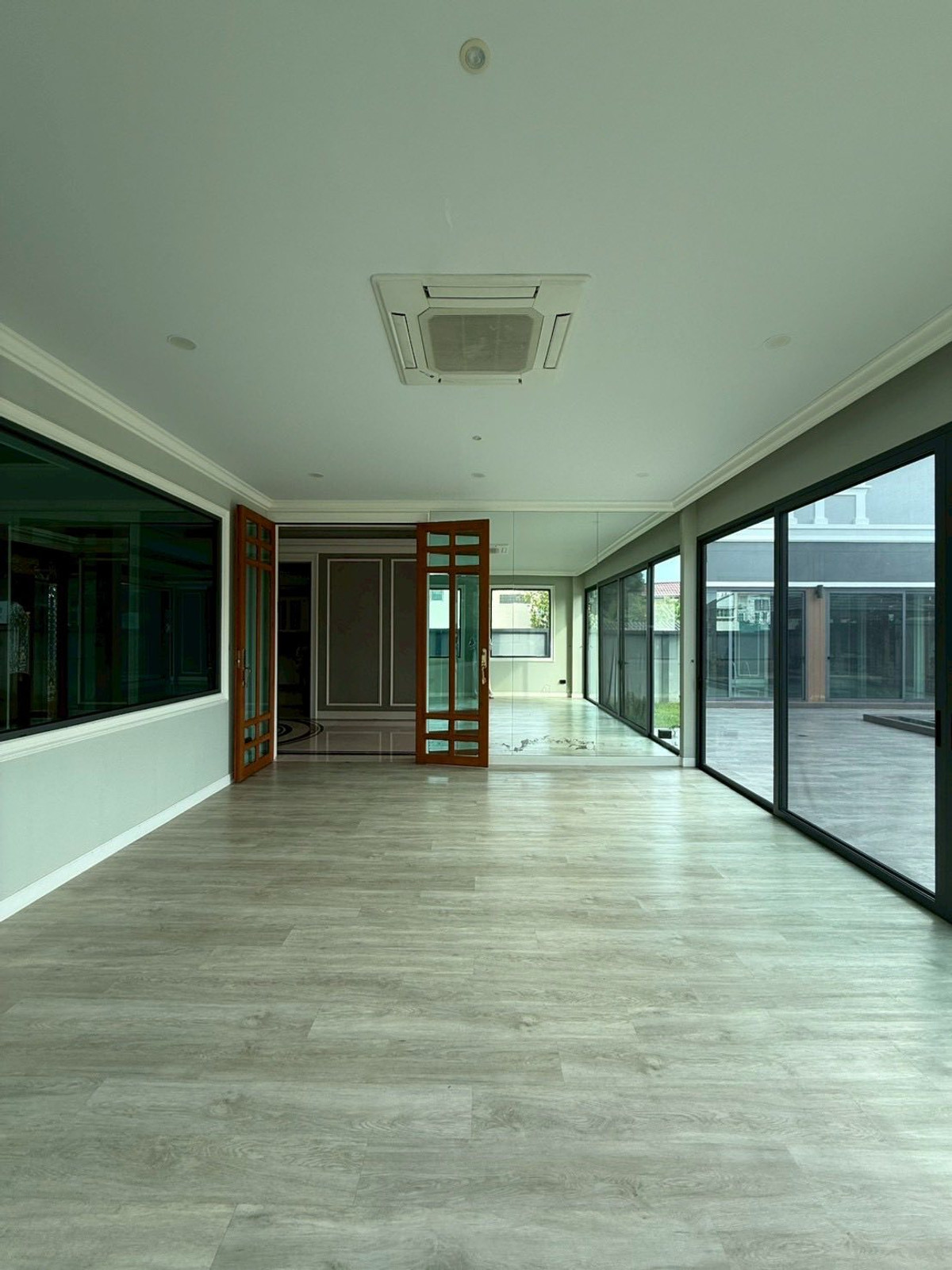 HouseChaengwatana, Muangthong : Spacious Family Home with Private Swimming PoolDesigned for a large family, featuring solid construction and expansive living areas. Ideal for both residential living and a home office. Peaceful and private atmosphere within a quiet neighborhood.