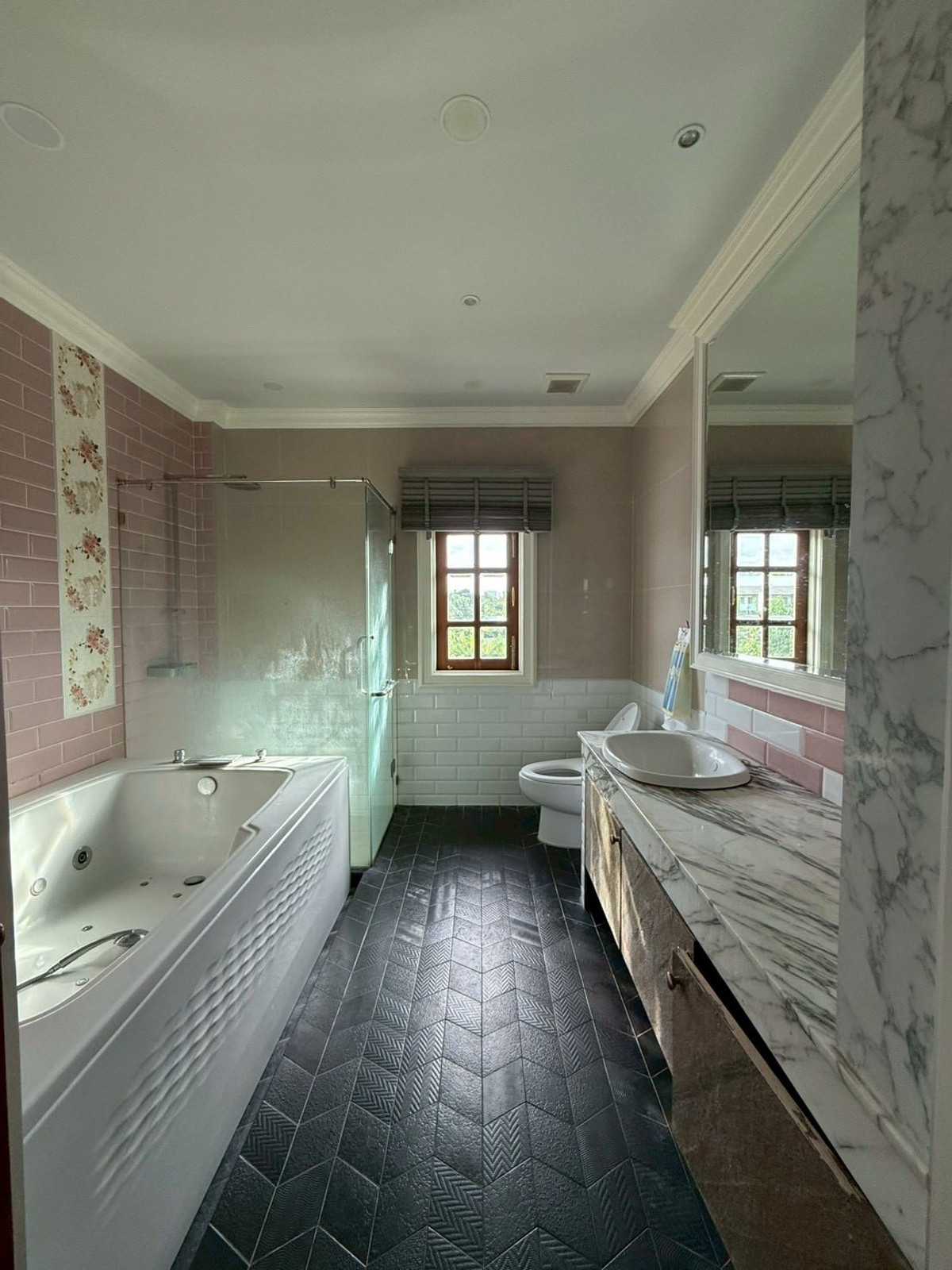 HouseChaengwatana, Muangthong : Spacious Family Home with Private Swimming PoolDesigned for a large family, featuring solid construction and expansive living areas. Ideal for both residential living and a home office. Peaceful and private atmosphere within a quiet neighborhood.