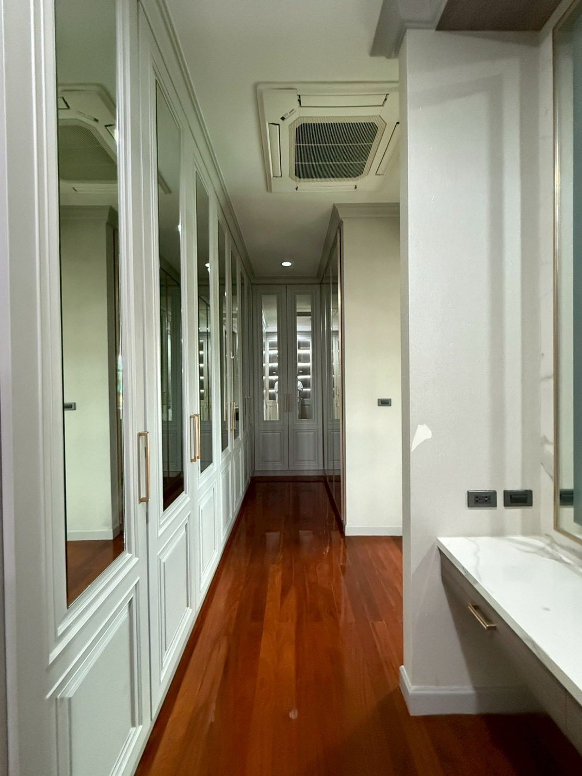 HouseChaengwatana, Muangthong : Spacious Family Home with Private Swimming PoolDesigned for a large family, featuring solid construction and expansive living areas. Ideal for both residential living and a home office. Peaceful and private atmosphere within a quiet neighborhood.