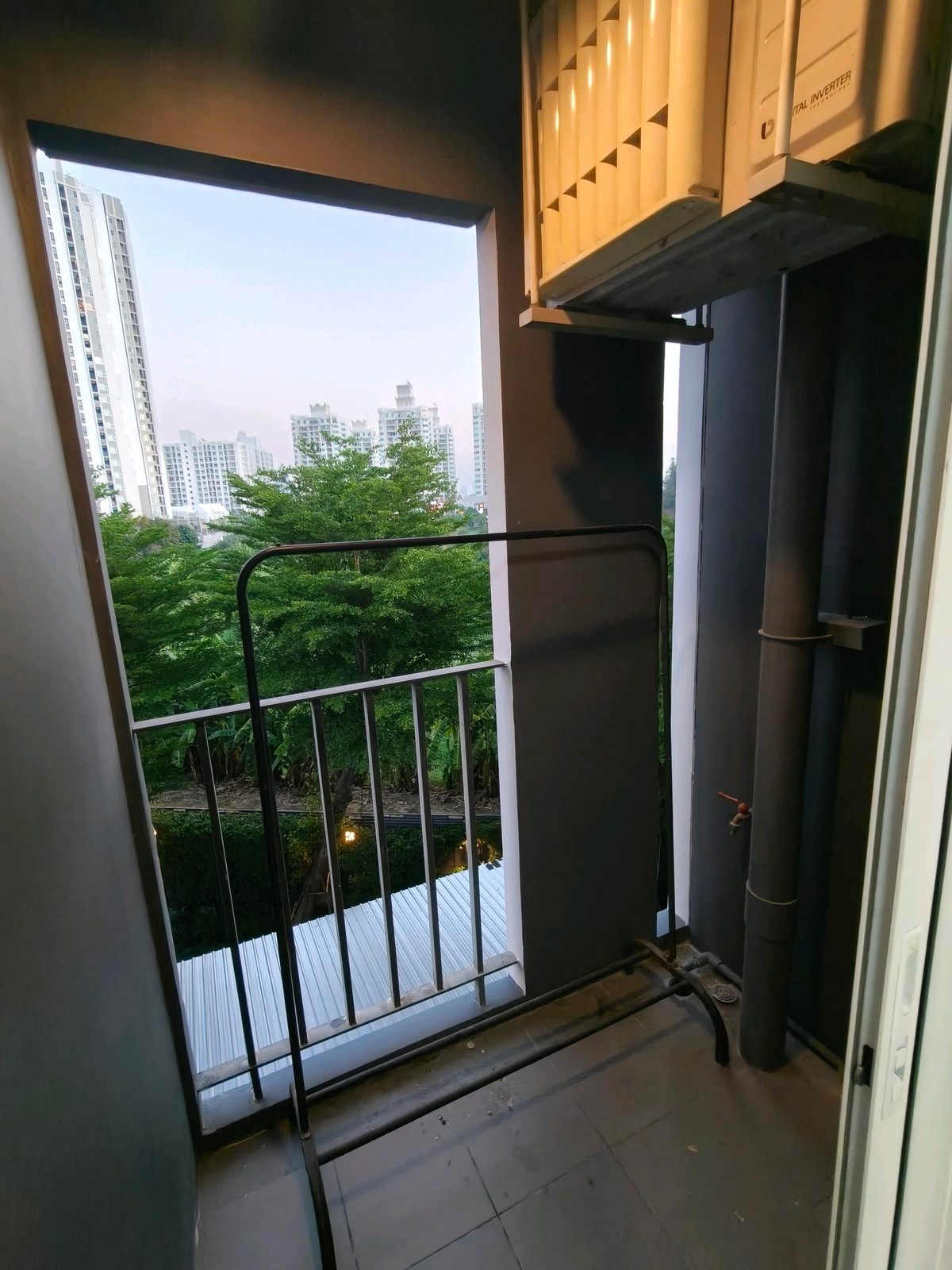 ให้เช่าคอนโดรัชดา ห้วยขวาง : For Rent / ให้เช่า คอนโด Chapter One Eco รัชดา–ห้วยขวาง 

📍 อาคาร H (ตึกสุดท้าย) | ชั้น 2 | วิวโล่ง สวย
💰 เช่าเพียง 11,000 บาท/เดือน
📦 ห้อง Studio ขนาด 23 ตร.ม. พร้อมเข้าอยู่

✅ เฟอร์นิเจอร์และเครื่องใช้ไฟฟ้าครบ (Fully Furnished)