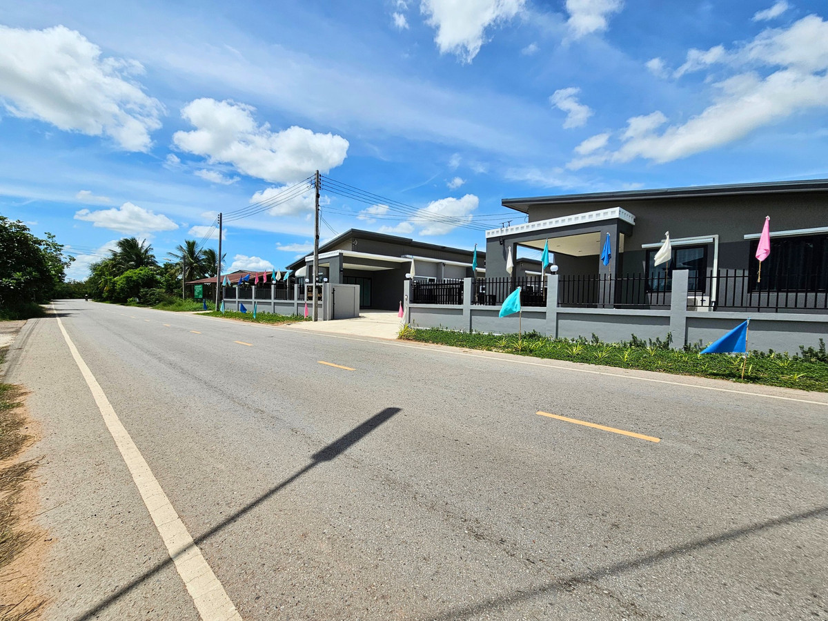 For SaleKhon Kaen : Twin house, 2 bedrooms, 2 bathrooms, 2 parking spaces, Ban Wa Subdistrict, only 15 minutes from Khon Kaen city.