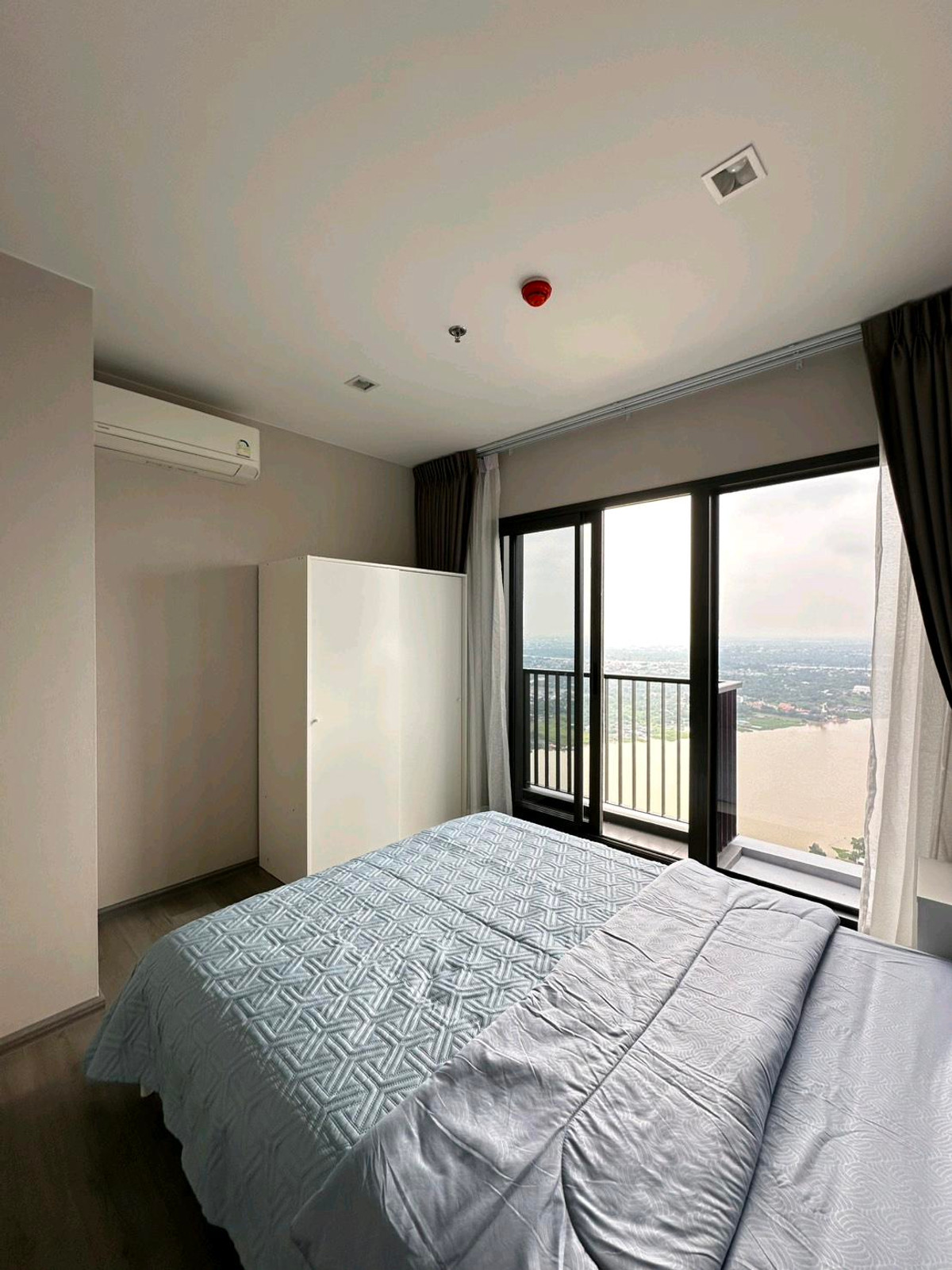 For RentCondoRattanathibet, Sanambinna : For rent: The politan aqua, 54th floor, size 30 sq m, river view, fully furnished, ready to move in.