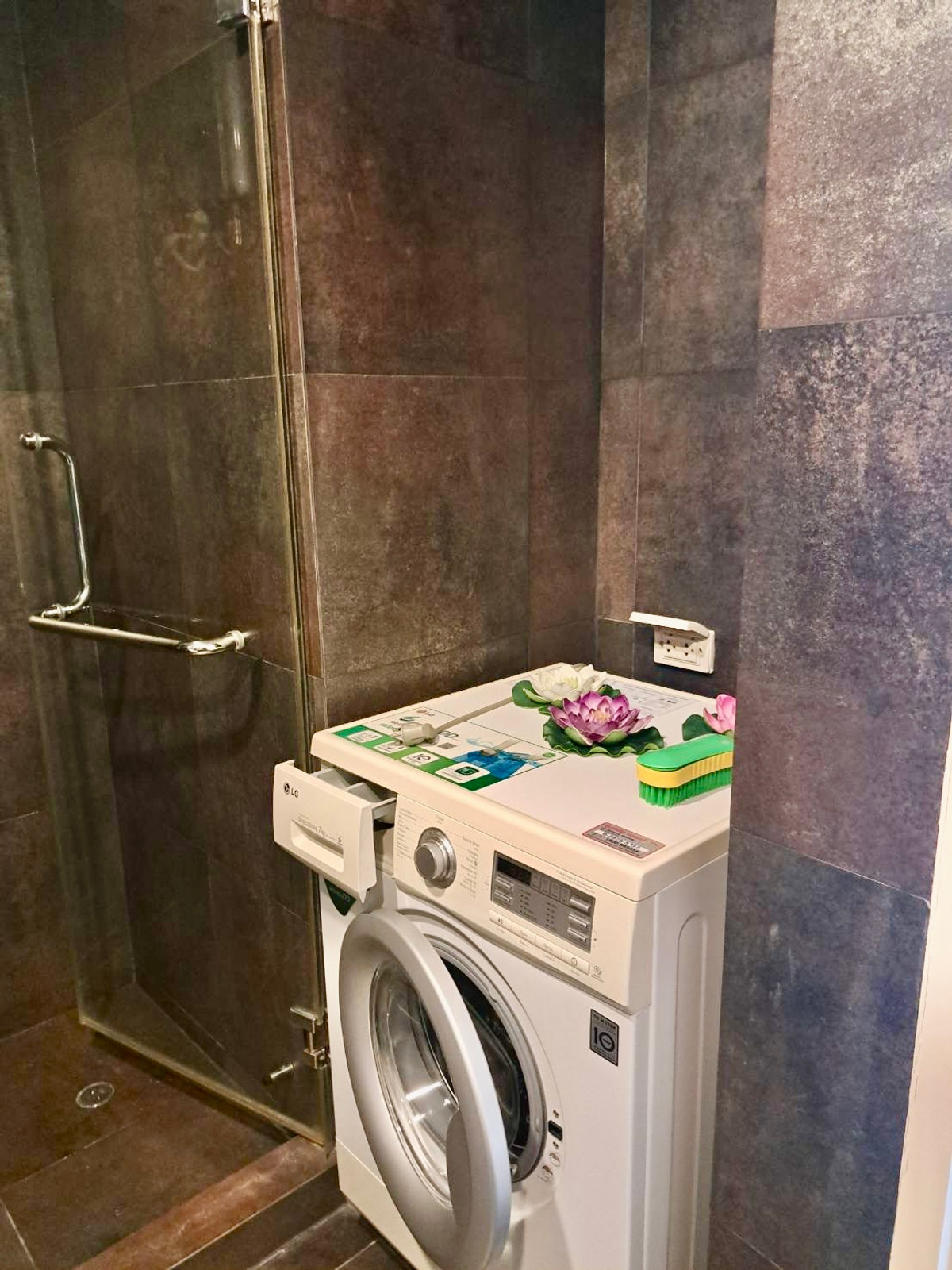 For RentCondoSukhumvit, Asoke, Thonglor : For Rent: Voque Sukhumvit 16 | 1-Bedroom 57 SQ.M. | Near BTS Asoke & MRT Sukhumvit | Fully Furnished | Ready to Move In