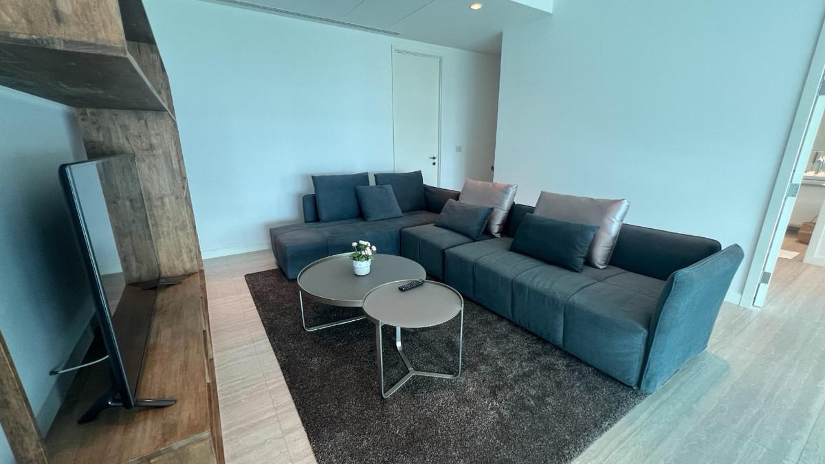 For RentCondoWitthayu, Chidlom, Langsuan, Ploenchit : 📢👇Duplex unit at 185 Rajadamri, one of luxury condo , timeless view of Royal sport club ,  big balcony, fully furnished, near Central World, Lumpini park, Velaa community mall.