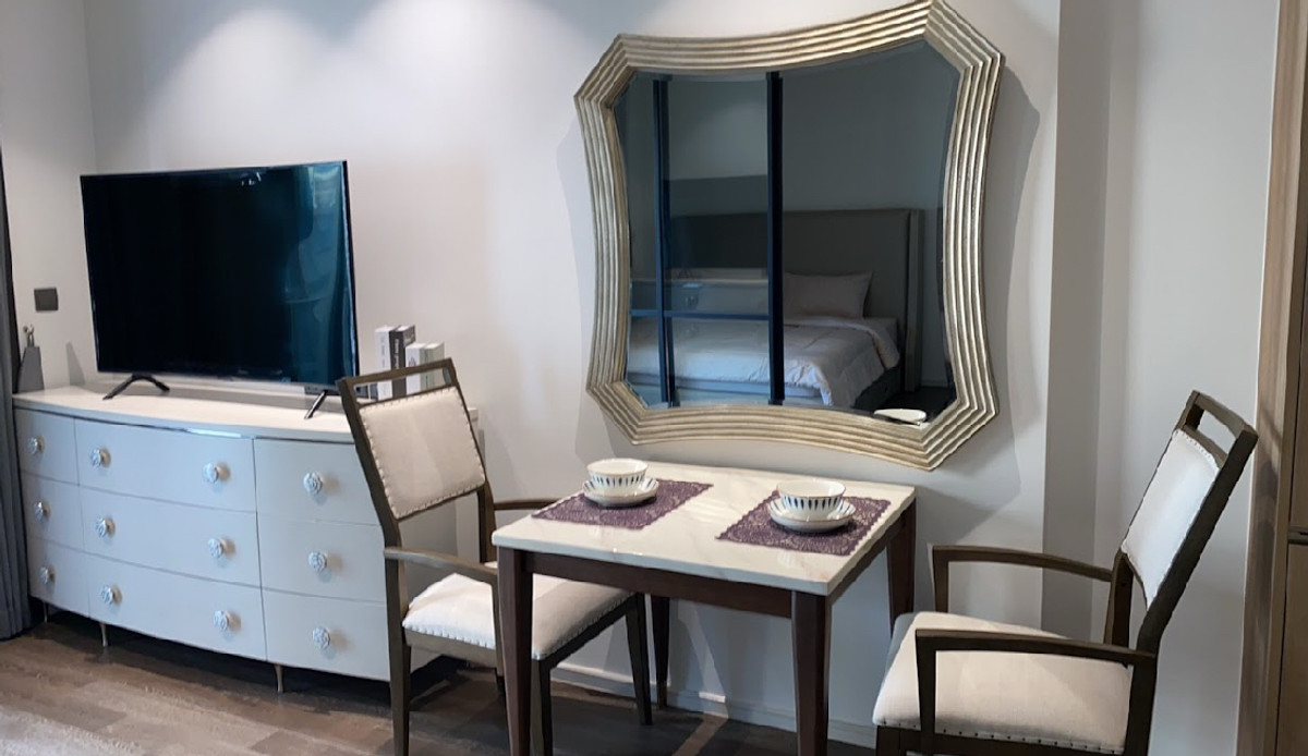 ให้เช่าคอนโดสุขุมวิท อโศก ทองหล่อ : ปล่อยเช่า/ขายครับ Muniq Sukhumvit 23 คอนโดระดับ High-end ที่มีสไตล์เฉพาะตัวมาก ห้อง 1 Bed ขนาด 42.5 ตรม. ชั้น 18 วิวเมืองสวยกำลังดี Layout ห้องกว้าง เพดานสูง โปร่งสบายมากครับ