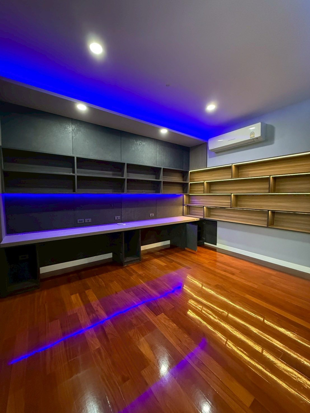 HouseChaengwatana, Muangthong : Spacious Family Home with Private Swimming PoolDesigned for a large family, featuring solid construction and expansive living areas. Ideal for both residential living and a home office. Peaceful and private atmosphere within a quiet neighborhood.