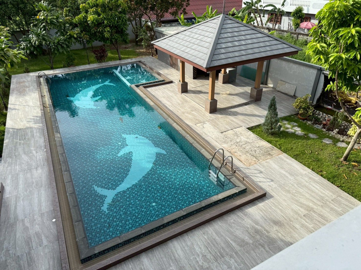 HouseChaengwatana, Muangthong : Spacious Family Home with Private Swimming PoolDesigned for a large family, featuring solid construction and expansive living areas. Ideal for both residential living and a home office. Peaceful and private atmosphere within a quiet neighborhood.
