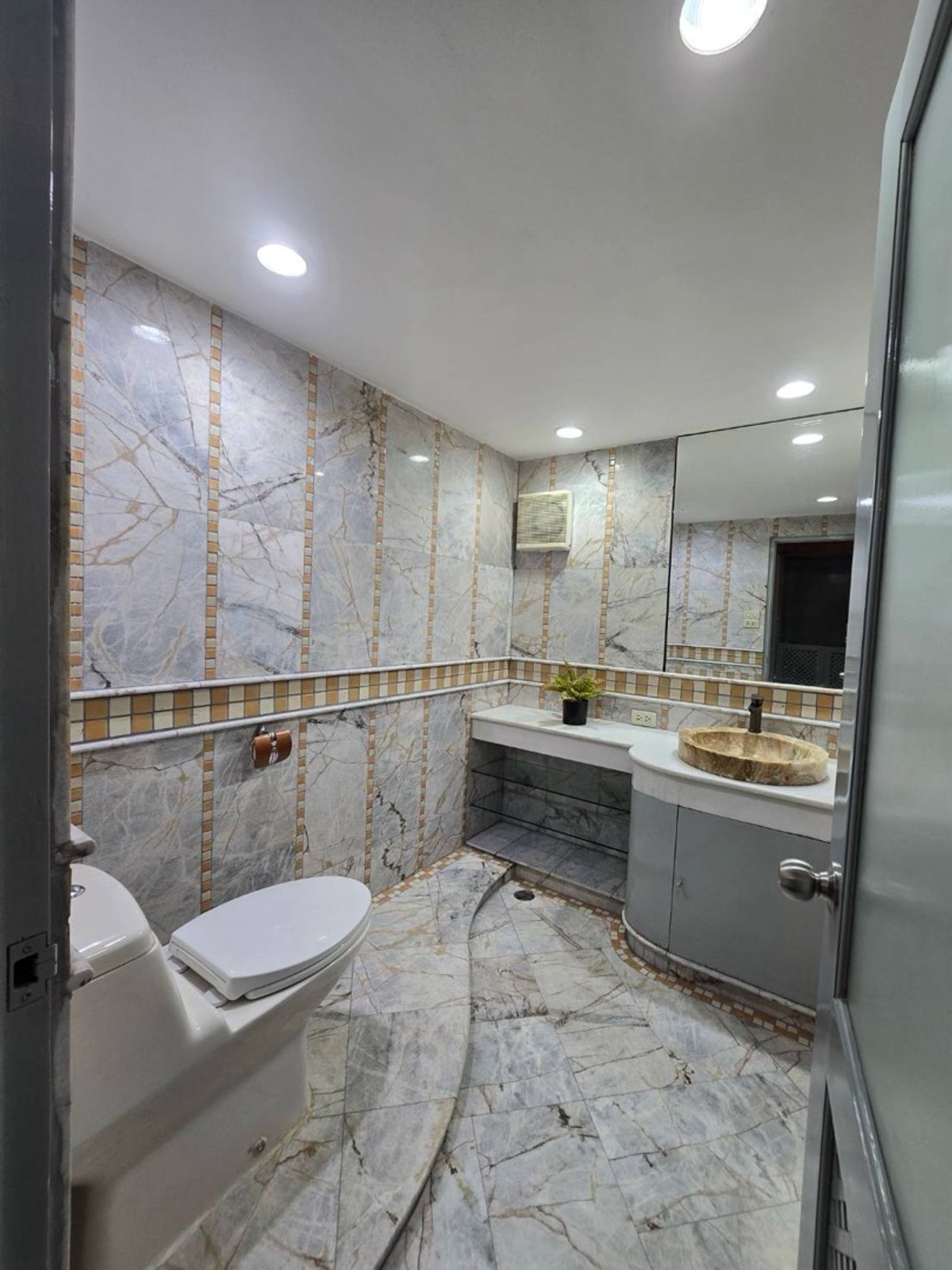 For RentCondoWitthayu, Chidlom, Langsuan, Ploenchit : 📢👇 Experience luxurious city living in the heart of Chidlom. This spacious unit is fully renovated and comes with brand-new furniture and appliances.