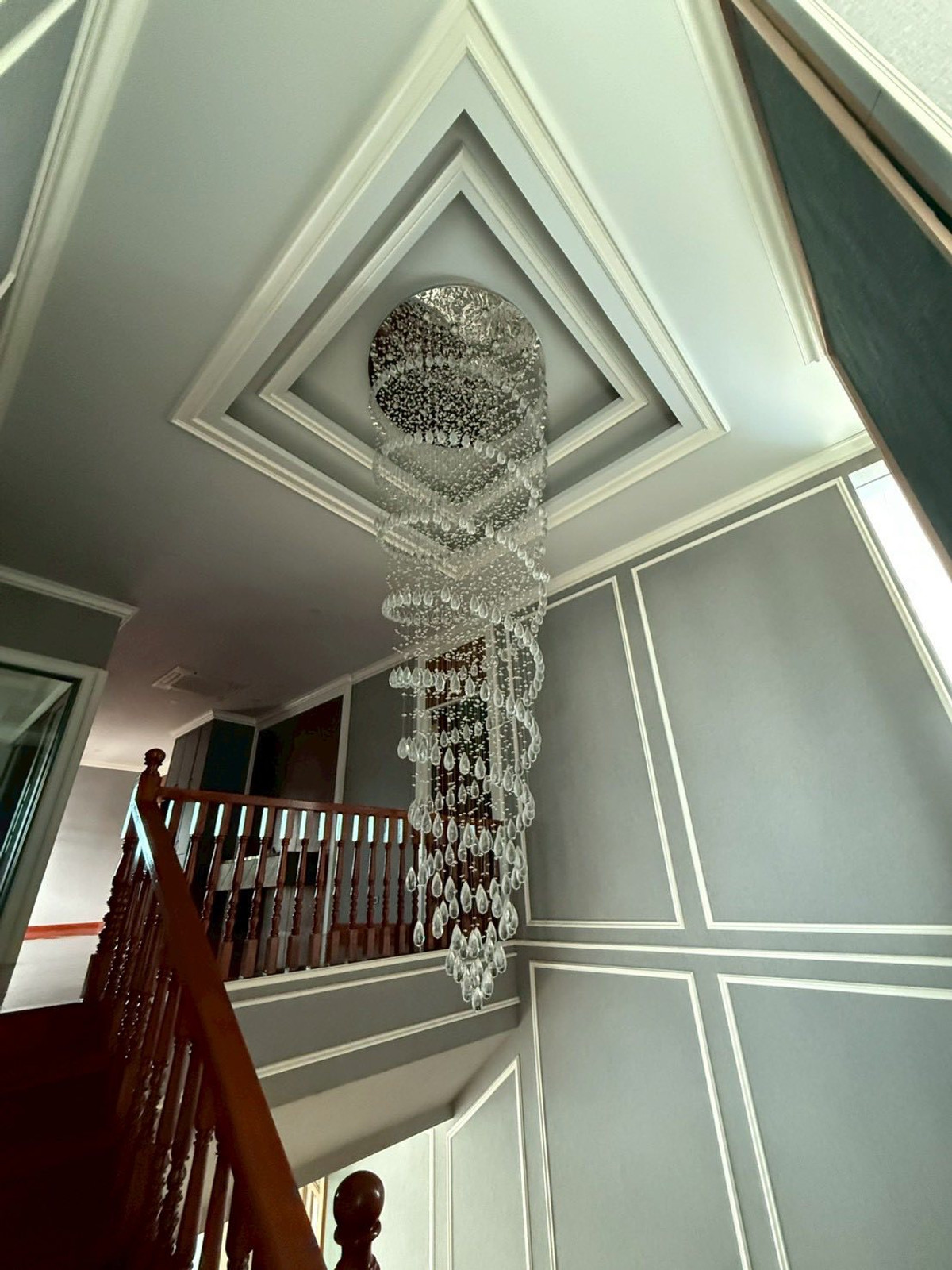 HouseChaengwatana, Muangthong : Spacious Family Home with Private Swimming PoolDesigned for a large family, featuring solid construction and expansive living areas. Ideal for both residential living and a home office. Peaceful and private atmosphere within a quiet neighborhood.