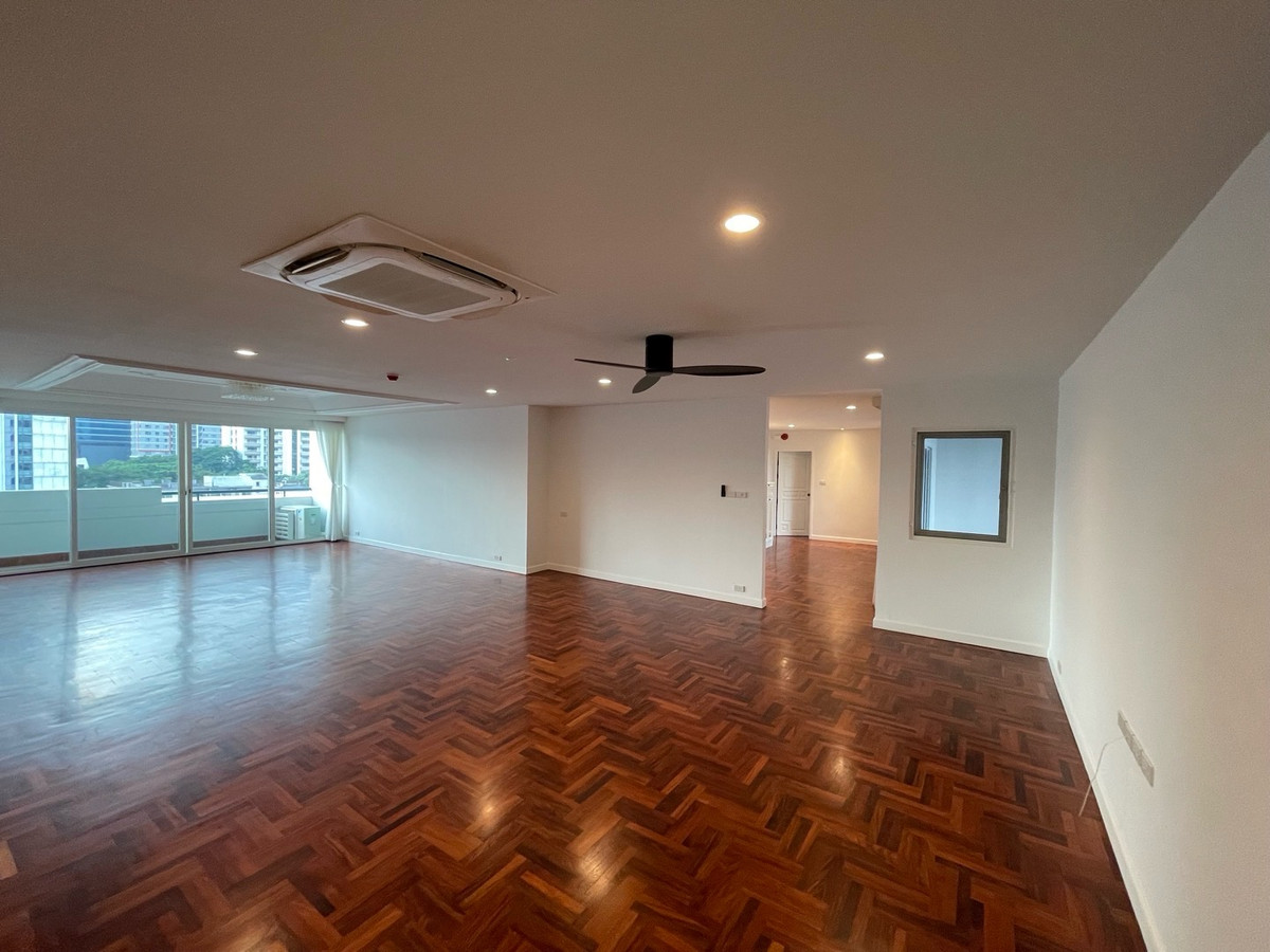 For RentCondoSukhumvit, Asoke, Thonglor : 📢👇Newly renovated, spacious unit in Emdistrict area big balcony with unblocked view 
