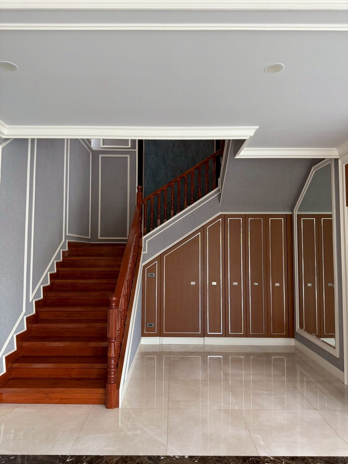 HouseChaengwatana, Muangthong : Spacious Family Home with Private Swimming PoolDesigned for a large family, featuring solid construction and expansive living areas. Ideal for both residential living and a home office. Peaceful and private atmosphere within a quiet neighborhood.