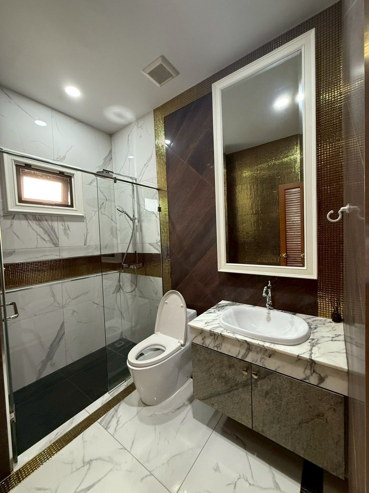 HouseChaengwatana, Muangthong : Spacious Family Home with Private Swimming PoolDesigned for a large family, featuring solid construction and expansive living areas. Ideal for both residential living and a home office. Peaceful and private atmosphere within a quiet neighborhood.