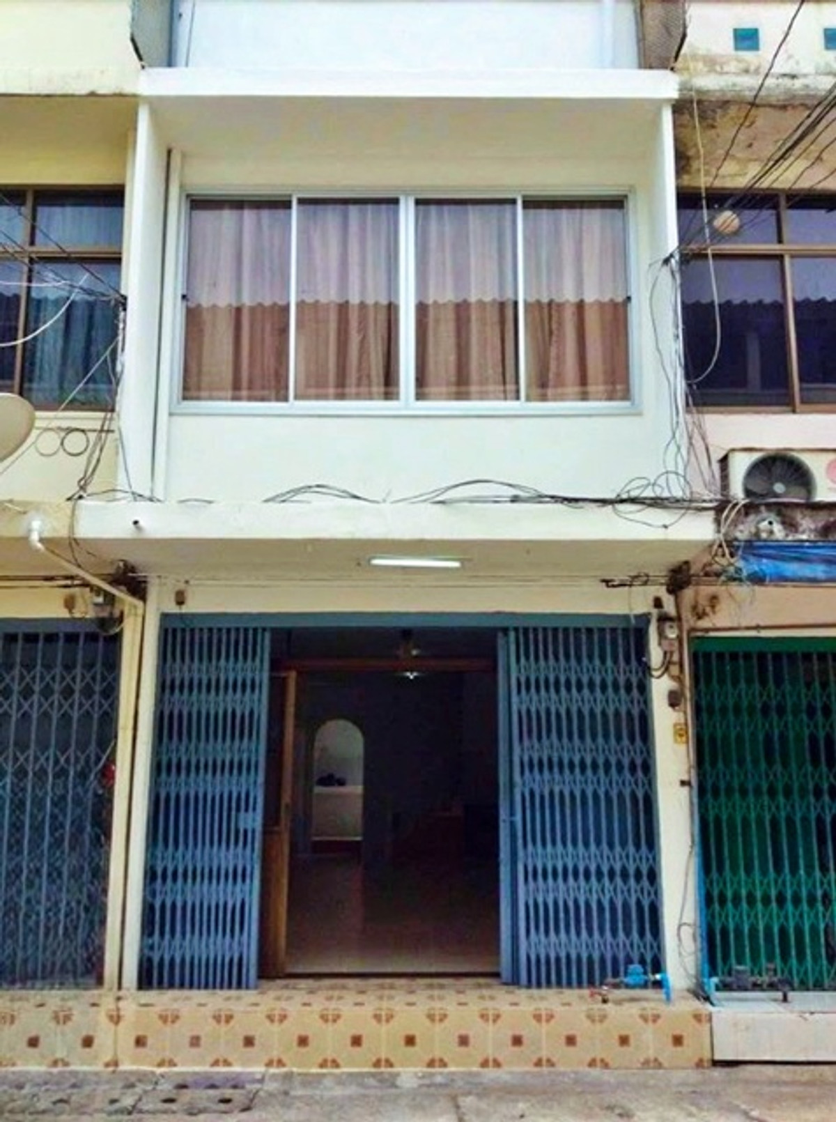 For RentShop HouseRatchadapisek, Huaikwang, Suttisan : Foodland Phetchaburi 300 m. Ekkamai Market 500 m. RCA 1.1 km.Shophouse for rent 3-storey 18sq.wa.