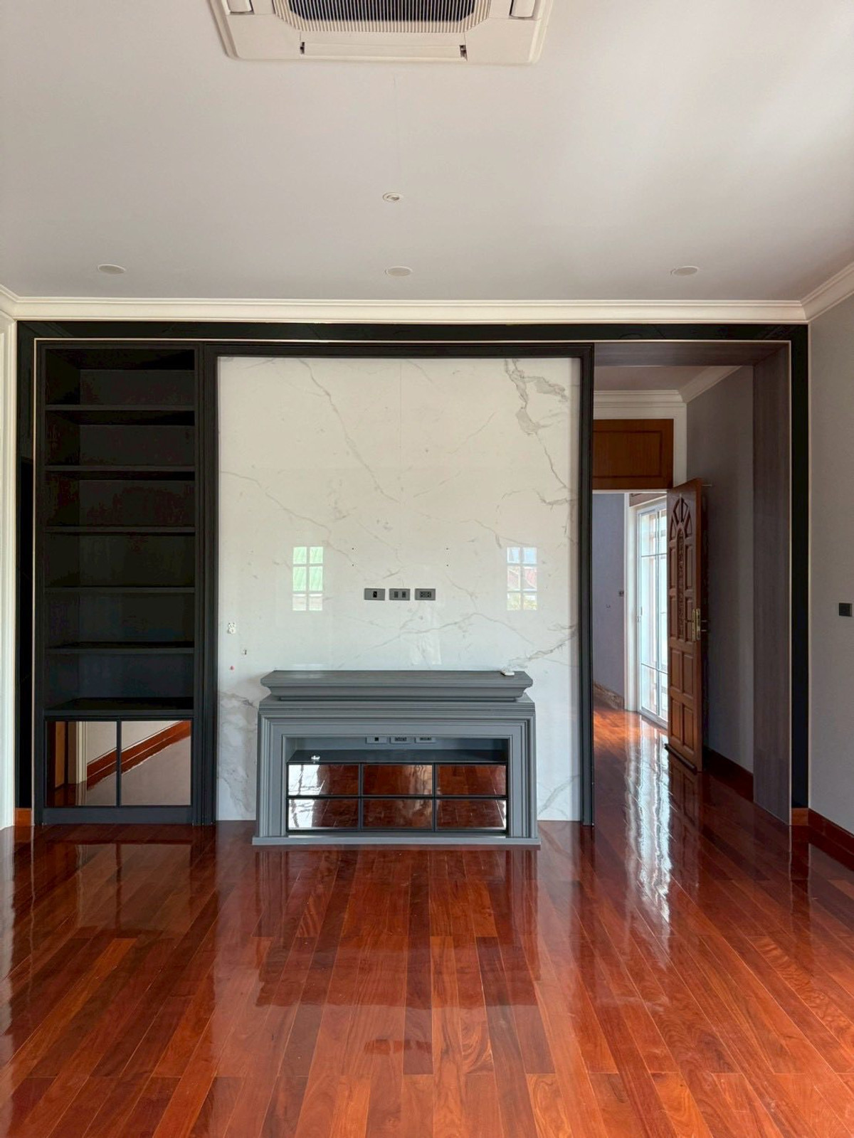 HouseChaengwatana, Muangthong : Spacious Family Home with Private Swimming PoolDesigned for a large family, featuring solid construction and expansive living areas. Ideal for both residential living and a home office. Peaceful and private atmosphere within a quiet neighborhood.