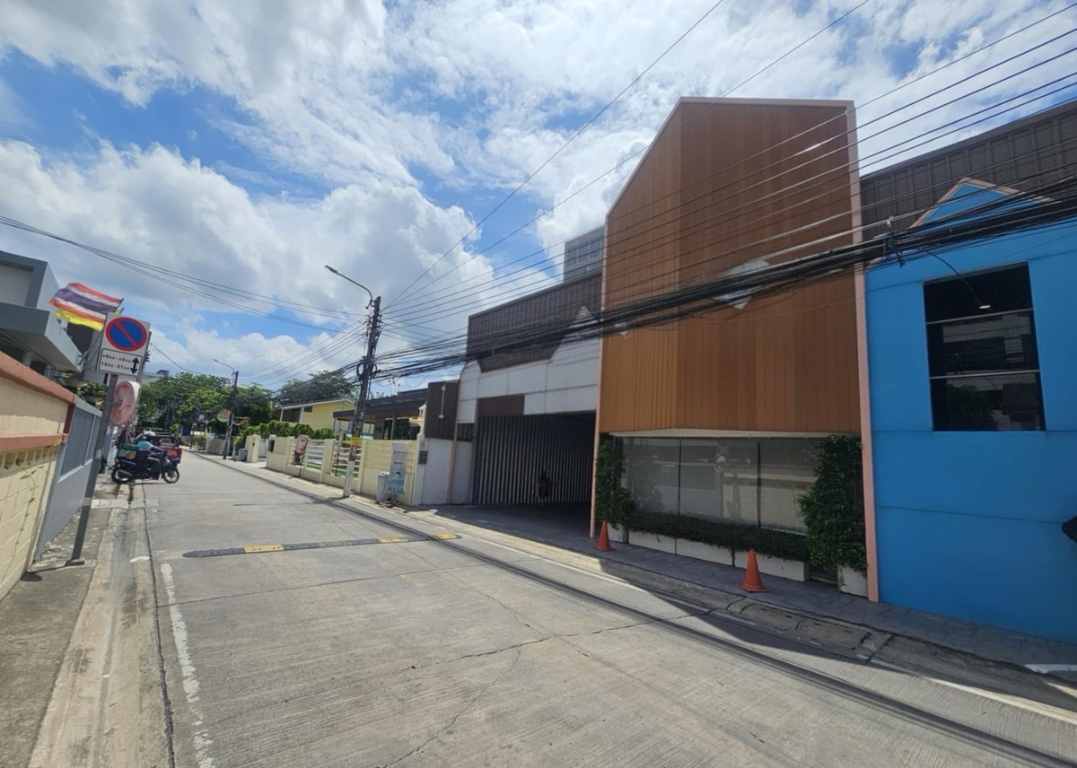 For SaleHome OfficeRama9, Petchburi, RCA : 📢👇 A rare opportunity for investors and business owners. Prime property in the heart of Rama 9, complete with existing structures suitable for various business purposes or for residential living.