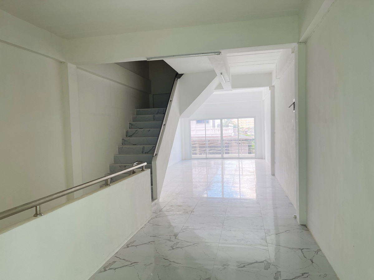 ขายอาคารพาณิชย์มหาสารคาม : ขายด่วน อาคารพาณิชย์ 3 ชั้น 1 คูหา ทำเลทอง กลางเมืองมหาสารคาม ที่ตั้ง ถนนศรีสวัสดิ์ดำเนินโกสินทร์ 