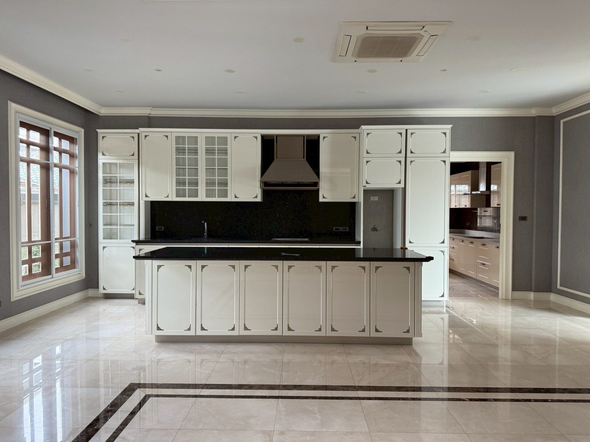 HouseChaengwatana, Muangthong : Spacious Family Home with Private Swimming PoolDesigned for a large family, featuring solid construction and expansive living areas. Ideal for both residential living and a home office. Peaceful and private atmosphere within a quiet neighborhood.