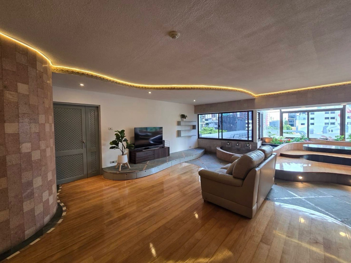 For RentCondoWitthayu, Chidlom, Langsuan, Ploenchit : 📢👇 Experience luxurious city living in the heart of Chidlom. This spacious unit is fully renovated and comes with brand-new furniture and appliances.