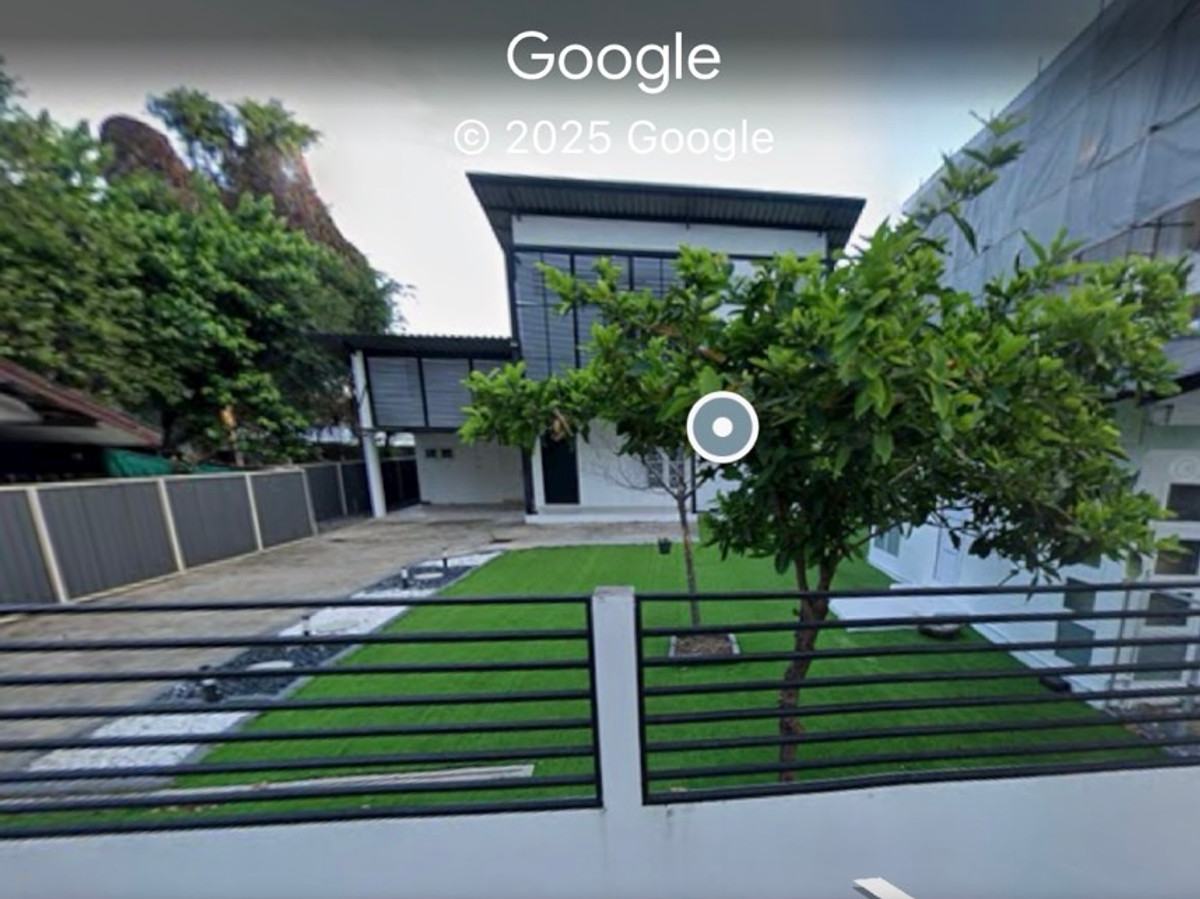 For RentHouseYothinpattana,CDC : For Rent: Spacious 2-Storey Detached House on Ramintra Soi 42 | 400 SQ.M. | Ideal for Office, Showroom, or Residence | 100 M. to BTS Pink Line