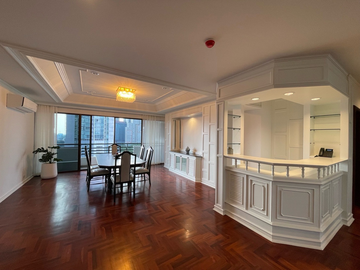 For RentCondoSukhumvit, Asoke, Thonglor : 📢👇Newly renovated, spacious unit in Emdistrict area big balcony with unblocked view 