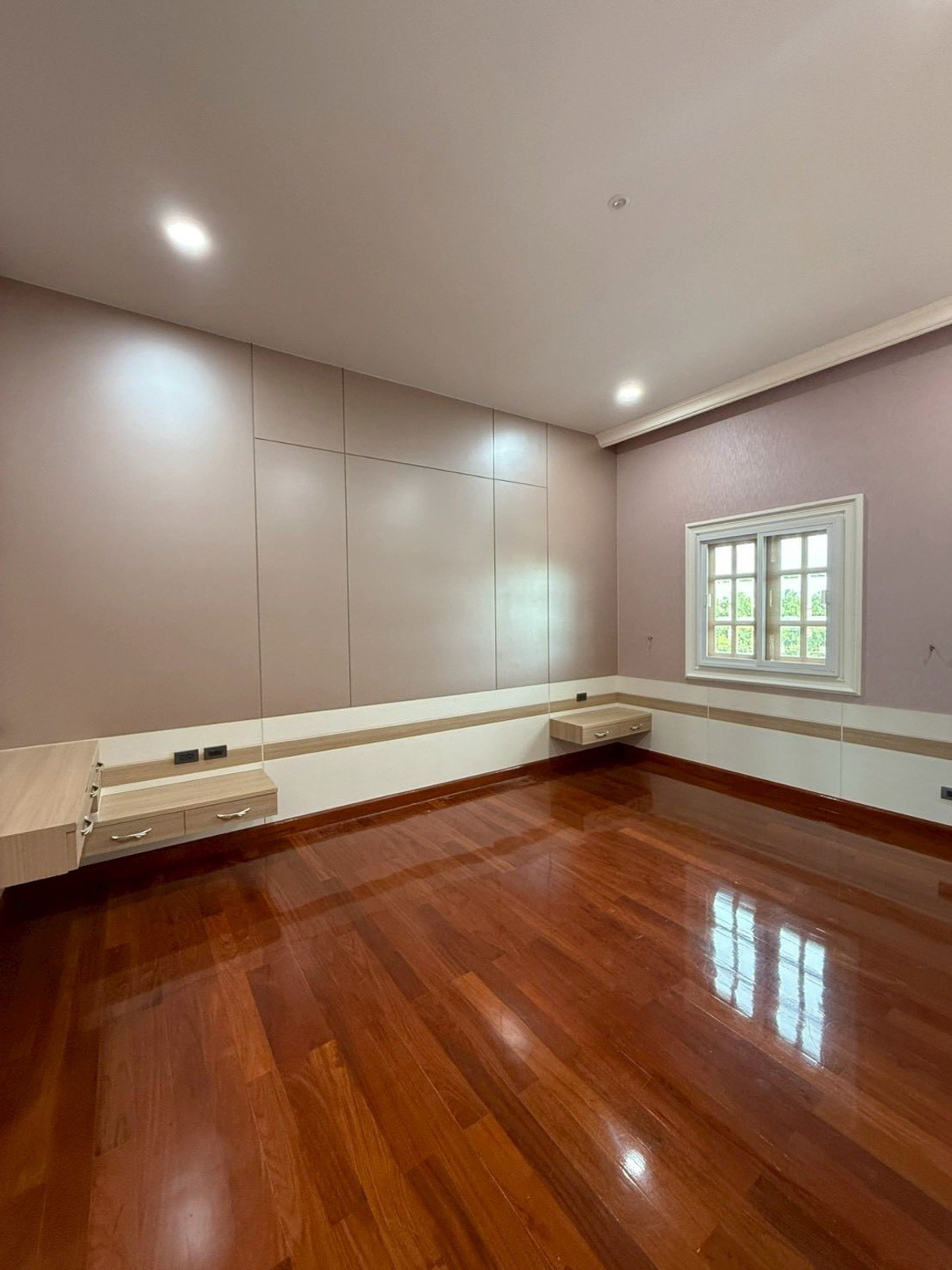 HouseChaengwatana, Muangthong : Spacious Family Home with Private Swimming PoolDesigned for a large family, featuring solid construction and expansive living areas. Ideal for both residential living and a home office. Peaceful and private atmosphere within a quiet neighborhood.