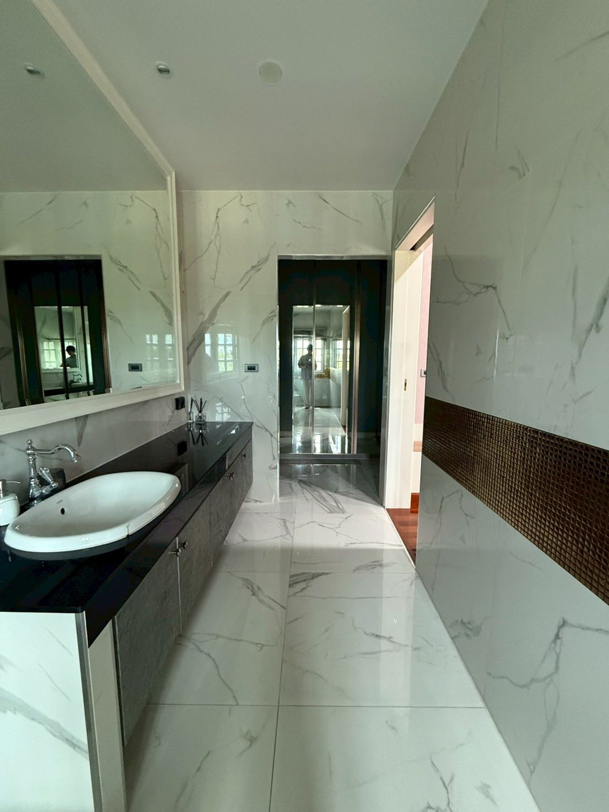 HouseChaengwatana, Muangthong : Spacious Family Home with Private Swimming PoolDesigned for a large family, featuring solid construction and expansive living areas. Ideal for both residential living and a home office. Peaceful and private atmosphere within a quiet neighborhood.