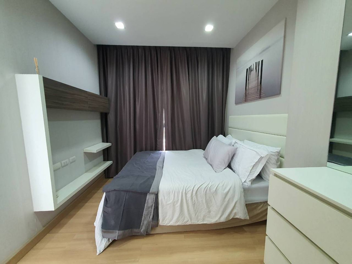 For RentCondoWongwianyai, Charoennakor : Urbano Absolute Sathorn Taksin【𝐑𝐄𝐍𝐓】🔥A room with a cool, dark tone, leather and dark wood furniture combined with warm lighting creates a modern loft-style, elegant mood.🔥 Contact Line ID: @hacondo