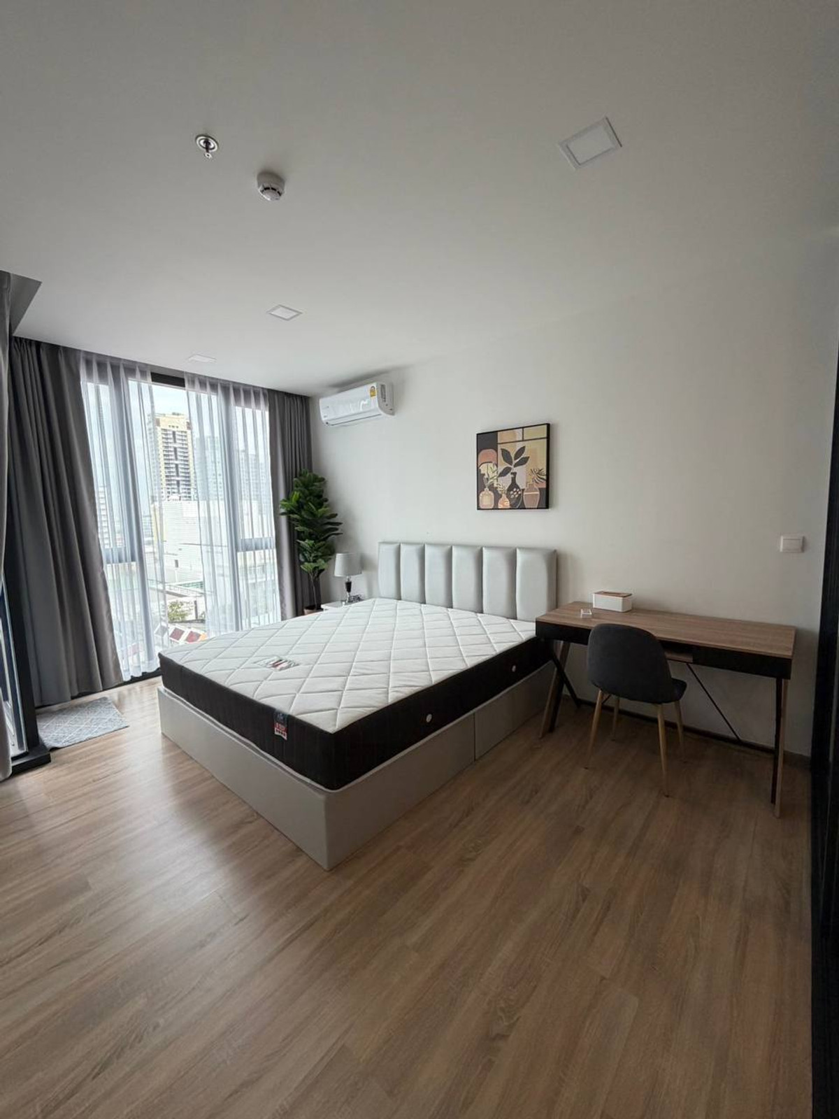 For RentCondoRatchathewi,Phayathai : XT Phayathai【𝐑𝐄𝐍𝐓】🔥Simple and elegant in white and beige tones, the floating furniture features a lightweight design, adding a fresh and modern feel.🔥 Contact Line ID: @hacondo