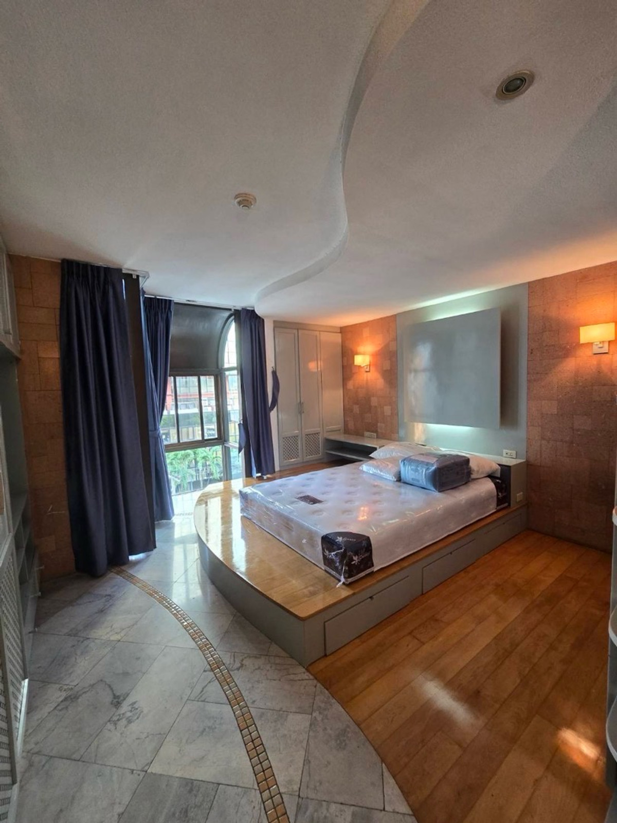 For RentCondoWitthayu, Chidlom, Langsuan, Ploenchit : 📢👇 Experience luxurious city living in the heart of Chidlom. This spacious unit is fully renovated and comes with brand-new furniture and appliances.