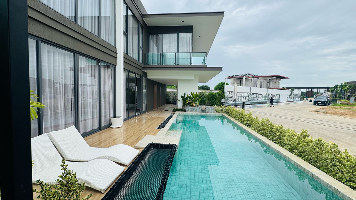 For SalePattaya, Bangsaen, Chonburi : Luxury pool villa for sale, Luxury Modern design with large common area in the heart of Pattaya.