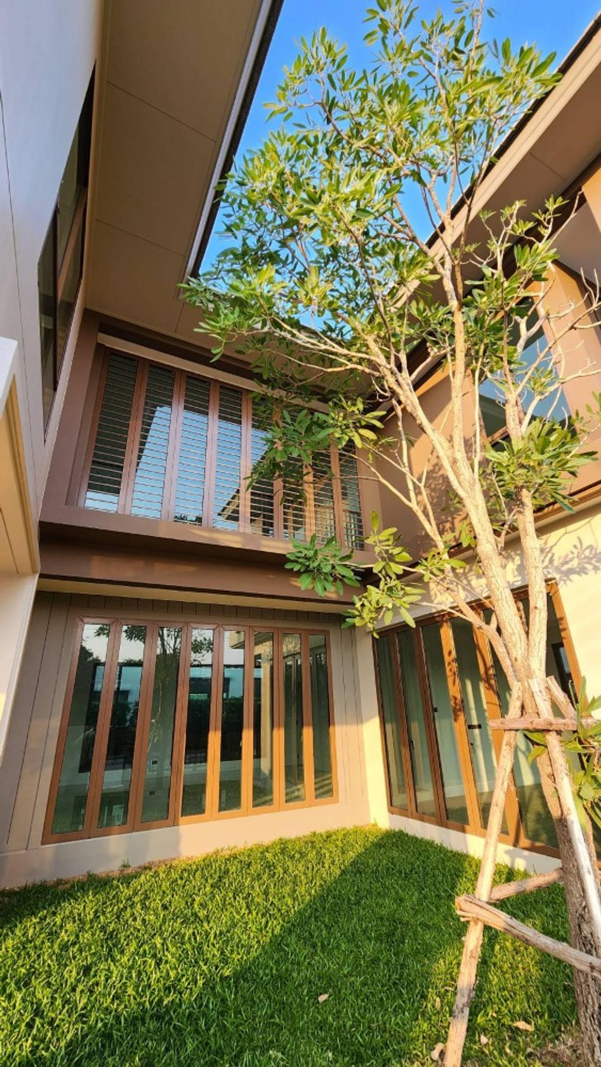 ขายบ้านพัฒนาการ ศรีนครินทร์ : บุราสิริ กรุงเทพกรีฑา / 4 ห้องนอน (ขาย), Burasiri Krungthepkreetha / 4 Bedrooms (FOR SALE) BZD039