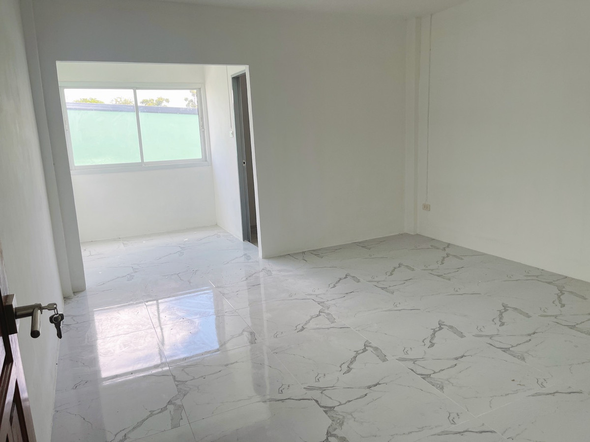 ขายอาคารพาณิชย์มหาสารคาม : ขายด่วน อาคารพาณิชย์ 3 ชั้น 1 คูหา ทำเลทอง กลางเมืองมหาสารคาม ที่ตั้ง ถนนศรีสวัสดิ์ดำเนินโกสินทร์ 