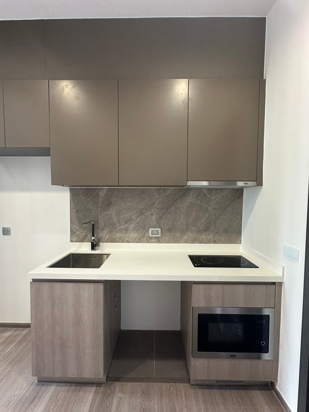 ขายคอนโดสาทร นราธิวาส : ห้องเปล่า ชั้นสูง วิวแม่น้ำ ติด รร. นานาชาติ Shrewsbury 1 นอน ใกล้ BTS สะพานตากสิน 081-245-7349