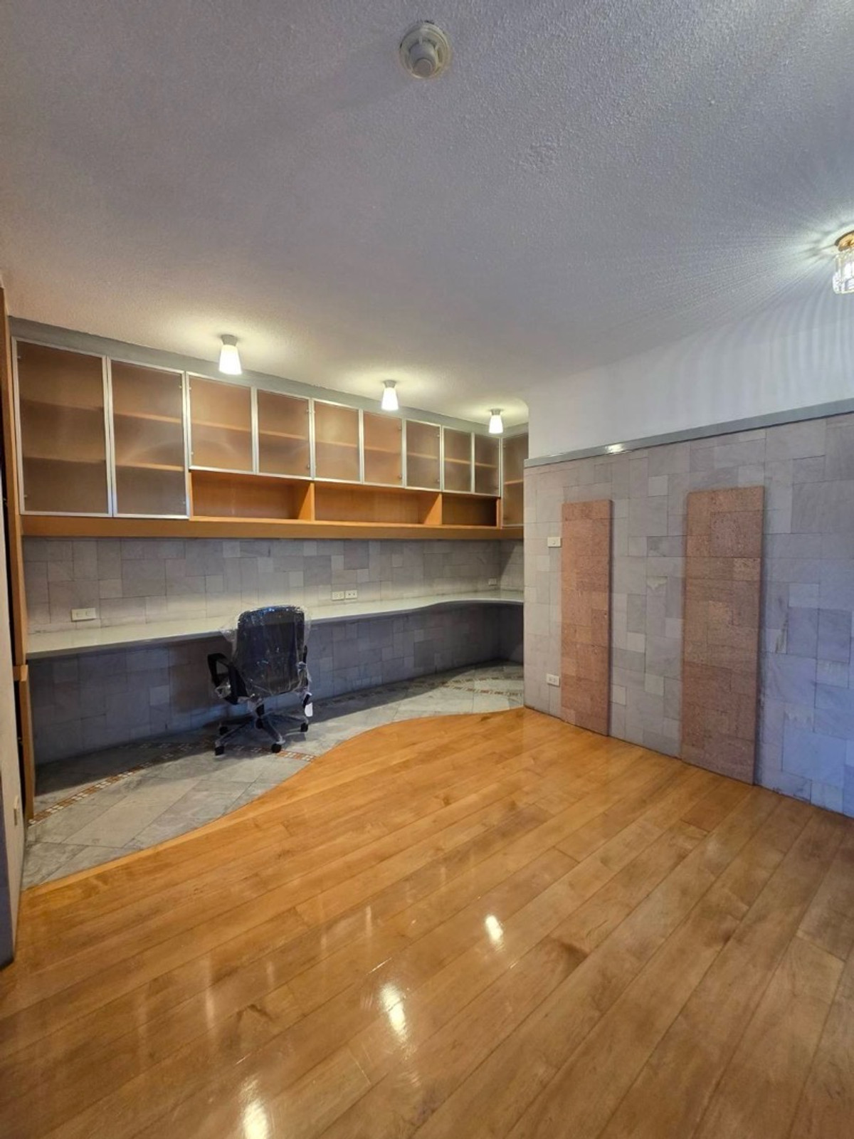 For RentCondoWitthayu, Chidlom, Langsuan, Ploenchit : 📢👇 Experience luxurious city living in the heart of Chidlom. This spacious unit is fully renovated and comes with brand-new furniture and appliances.