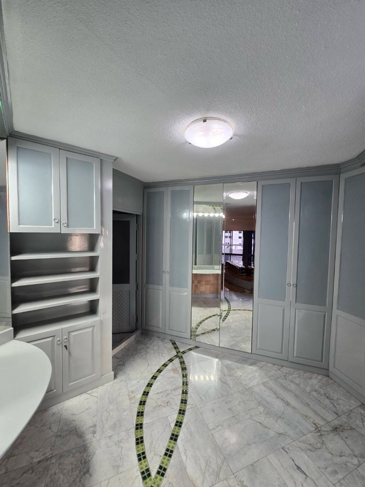 For RentCondoWitthayu, Chidlom, Langsuan, Ploenchit : 📢👇 Experience luxurious city living in the heart of Chidlom. This spacious unit is fully renovated and comes with brand-new furniture and appliances.