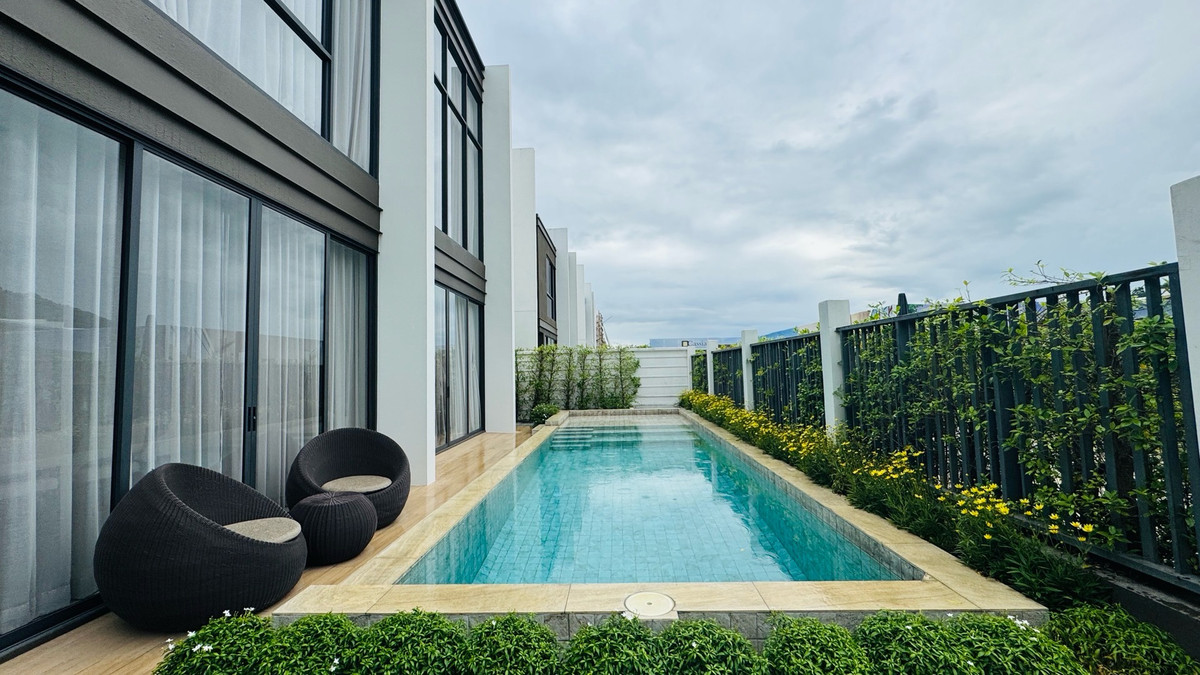 For SalePattaya, Bangsaen, Chonburi : Luxurious pool villa for sale in the heart of Pattaya, Modern Luxuxy style with a large common area.