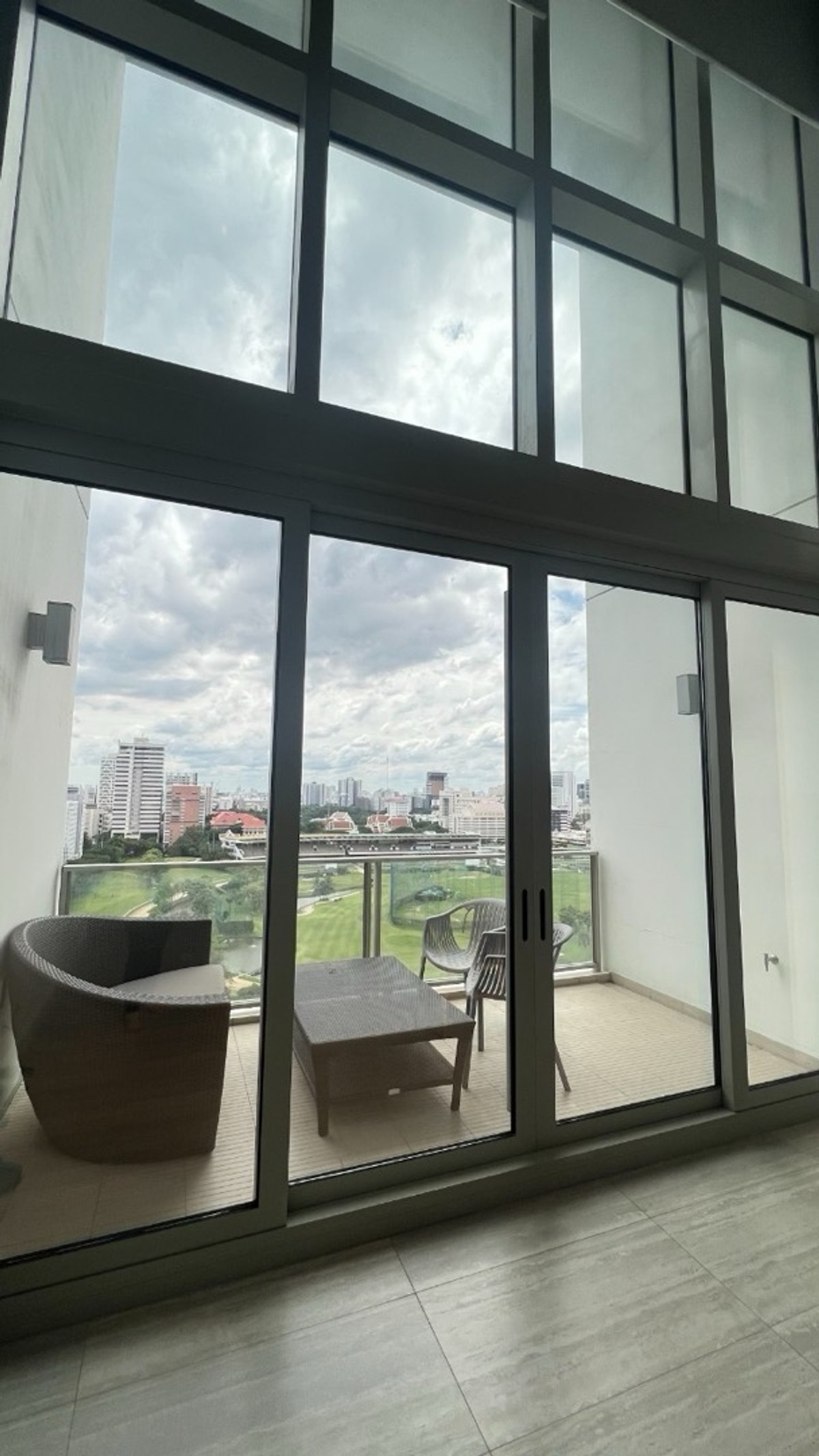 For RentCondoWitthayu, Chidlom, Langsuan, Ploenchit : 📢👇Duplex unit at 185 Rajadamri, one of luxury condo , timeless view of Royal sport club ,  big balcony, fully furnished, near Central World, Lumpini park, Velaa community mall.