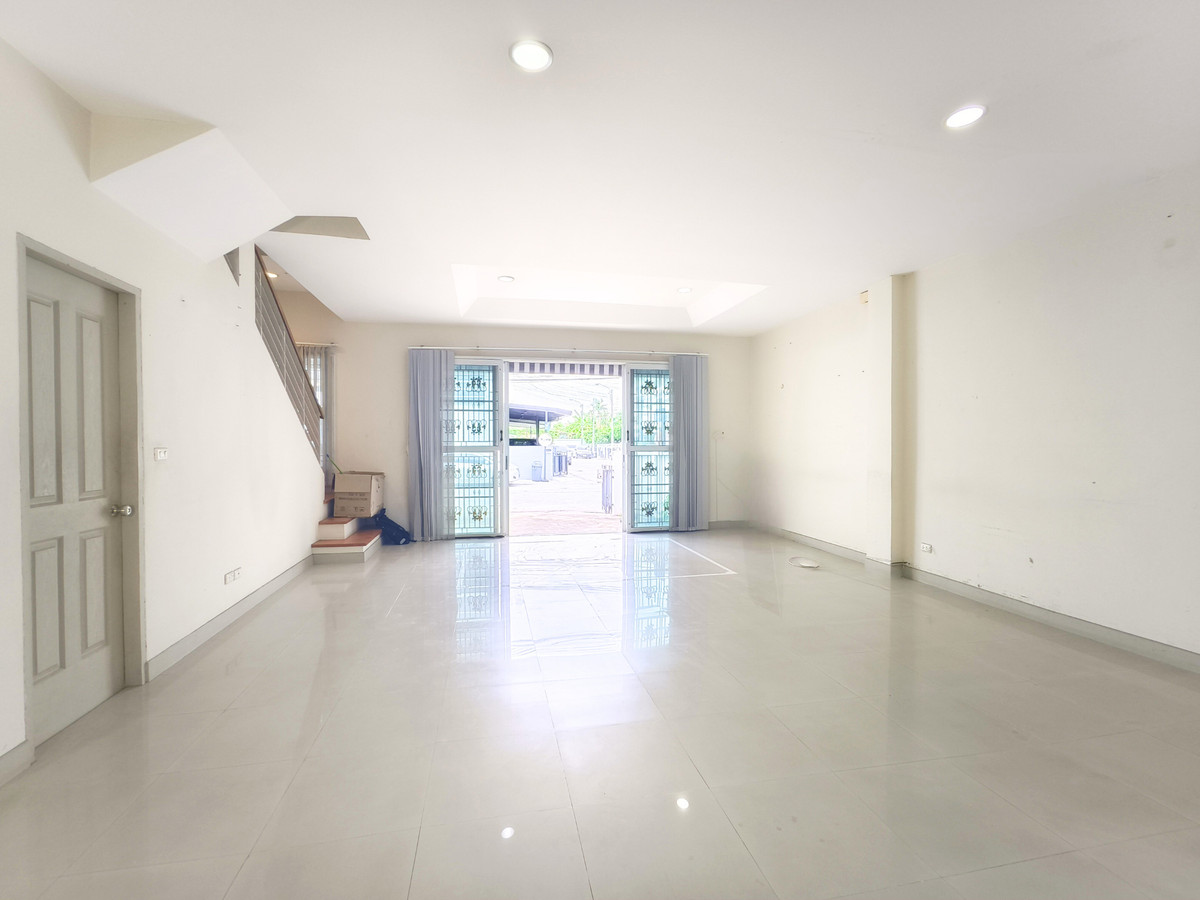 For SaleTownhomePattanakan, Srinakarin : Townhome for sale, width 7 meters, corner house, large type, Baan Klang Muang. Urbanion Rama 9-Wongwaen Urbanion Rama 9-Wongwaen, original condition, 240 sq m, east side, 3 bedrooms, 3 bathrooms, Penthouse bedroom.