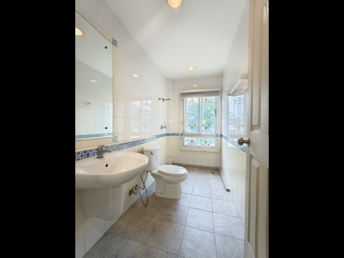 For SaleTownhomePattanakan, Srinakarin : Townhome for sale, width 7 meters, corner house, large type, Baan Klang Muang. Urbanion Rama 9-Wongwaen Urbanion Rama 9-Wongwaen, original condition, 240 sq m, east side, 3 bedrooms, 3 bathrooms, Penthouse bedroom.