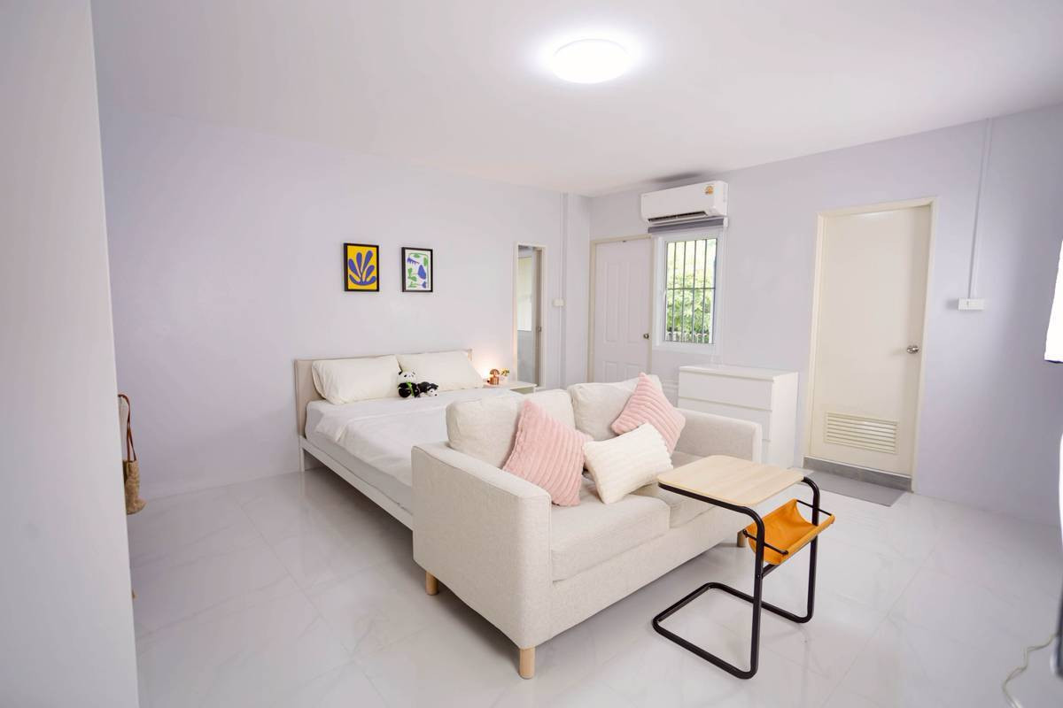 ให้เช่าโชคชัย4 ลาดพร้าว71 : ให้เช่าห้อง ใกล้ปากซอยลาดพร้าว 64 เพียง 200 เมตร มีหลายห้อง ราคาตั้งแต่ 7000-10000 บาท  ตั้งอยู่ ซอยเกตุนุติ แขวงวังทองหลาง เขตวังทองหลาง กรุงเทพฯ 10310