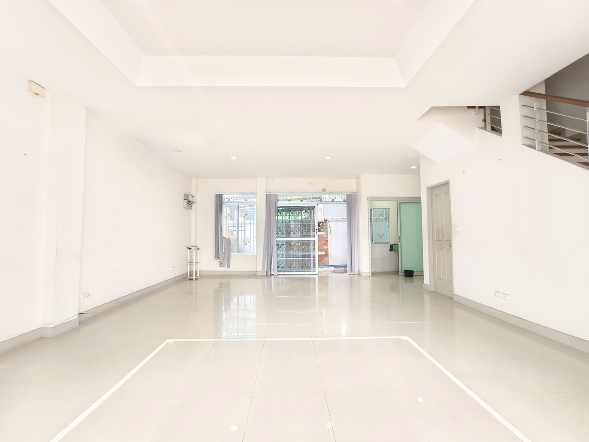 For SaleTownhomePattanakan, Srinakarin : Townhome for sale, width 7 meters, corner house, large type, Baan Klang Muang. Urbanion Rama 9-Wongwaen Urbanion Rama 9-Wongwaen, original condition, 240 sq m, east side, 3 bedrooms, 3 bathrooms, Penthouse bedroom.