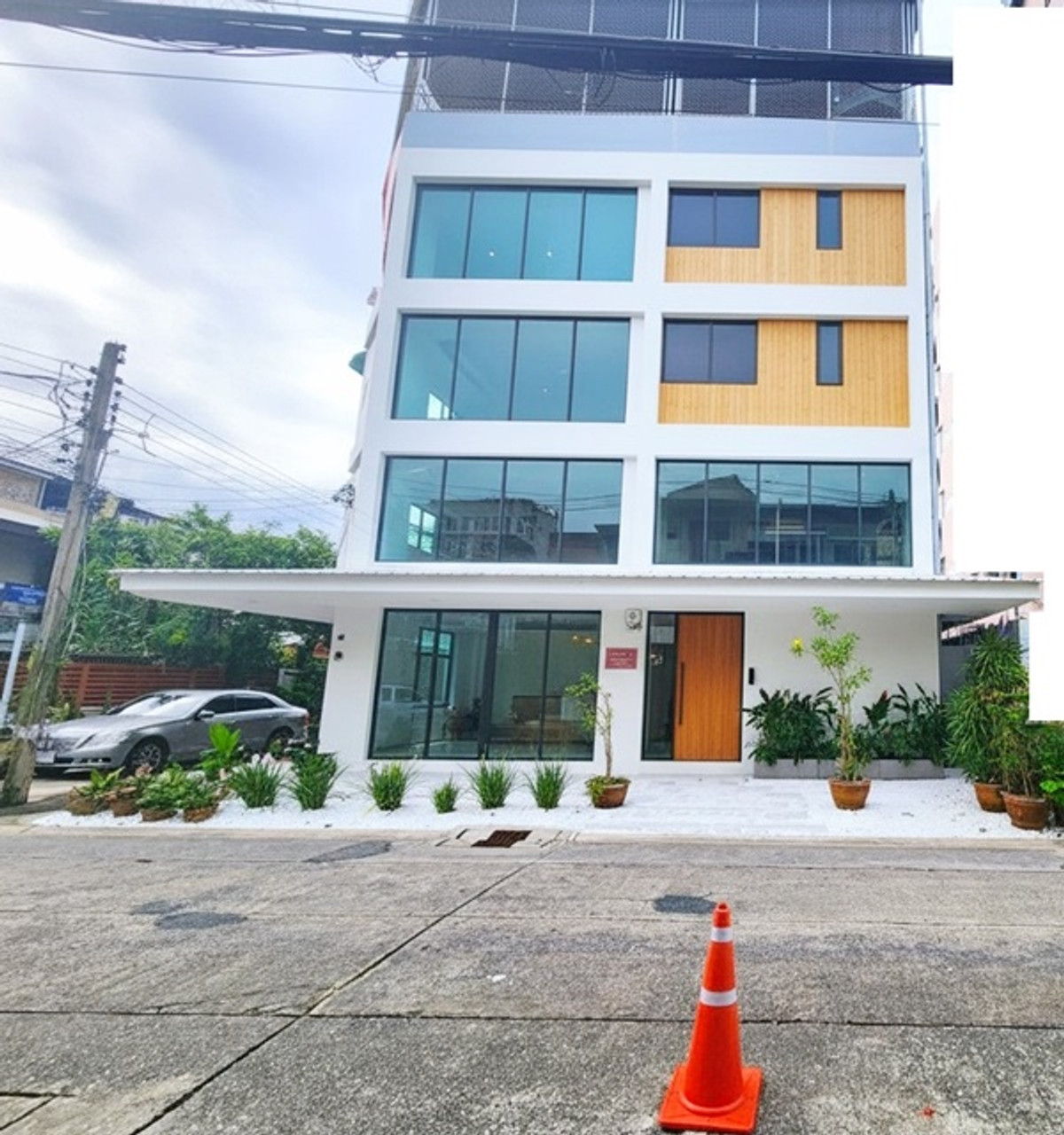 For RentOfficeRatchadapisek, Huaikwang, Suttisan : Parking for 5 cars RATCHADA MRT Huai Khwang 699m. Central Rama9 4.2km. 5-story office building