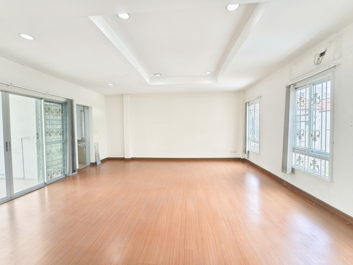 For SaleTownhomePattanakan, Srinakarin : Townhome for sale, width 7 meters, corner house, large type, Baan Klang Muang. Urbanion Rama 9-Wongwaen Urbanion Rama 9-Wongwaen, original condition, 240 sq m, east side, 3 bedrooms, 3 bathrooms, Penthouse bedroom.