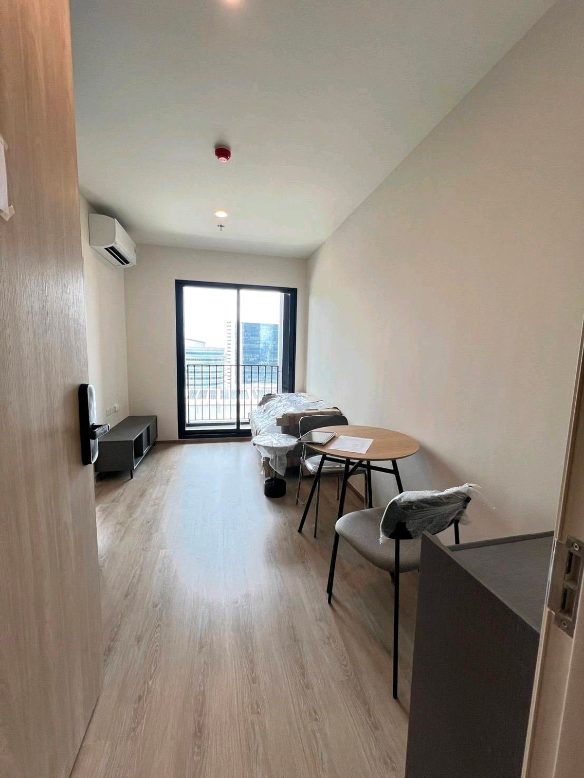 ขายดาวน์คอนโดพระราม 9 เพชรบุรีตัดใหม่ RCA : ขาดทุนกว่าแสน ขายดาวน์โนเบิล นิว ดิสทริค R9 ชั้น24 พระราม9 ติดรถไฟฟ้าและห้างCentral