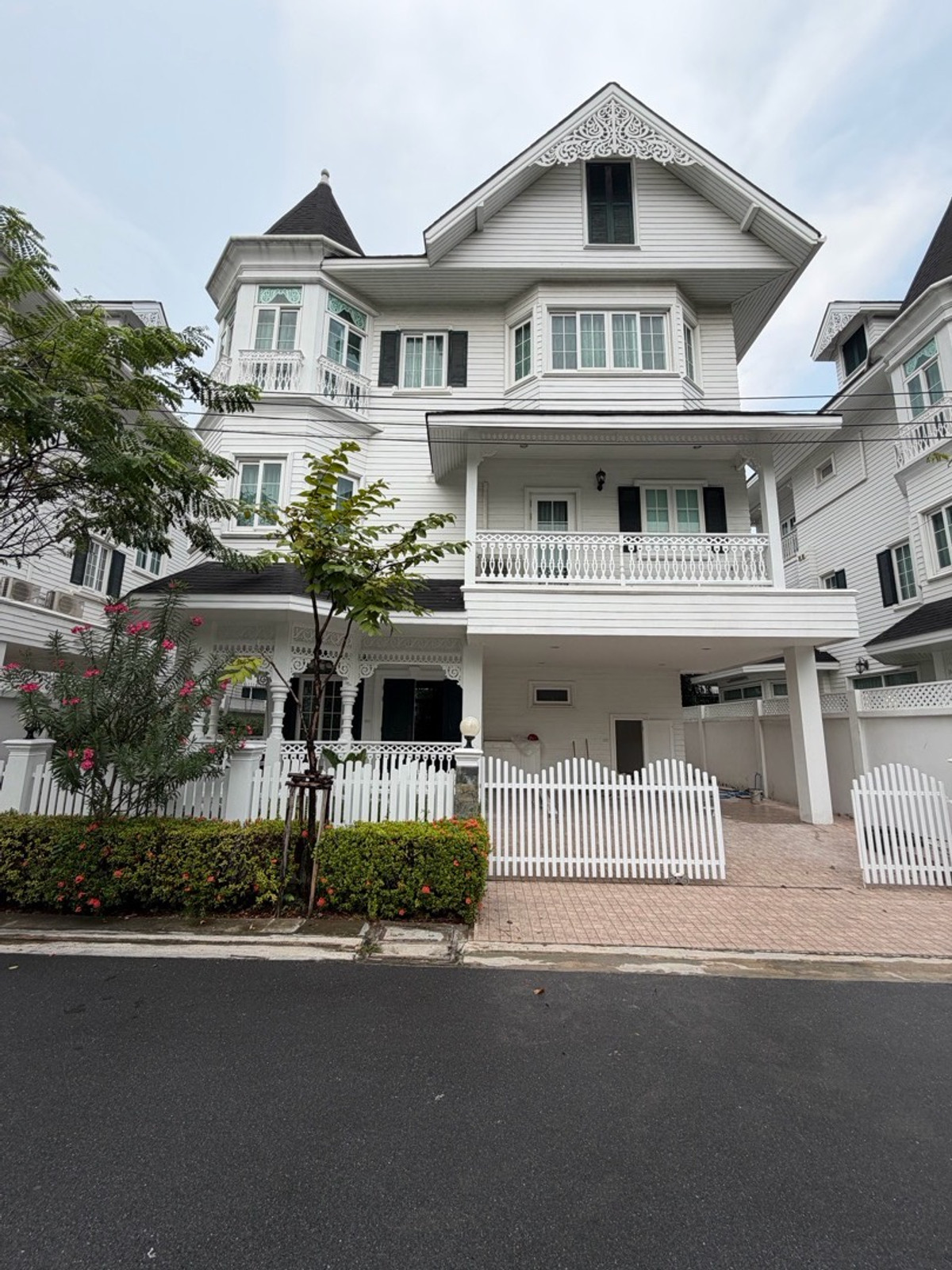 ให้เช่าบ้านบางนา แบริ่ง ลาซาล : Fantasia Villa4 Bangna บ้านใหญ่ ฟังก์ชันครบ เหมาะสำหรับอยู่เองหรือทำโฮมออฟฟิศ ทำเลดีมาก ใกล้ทางด่วน / Mega Bangna / โรงเรียนนานาชาติ
