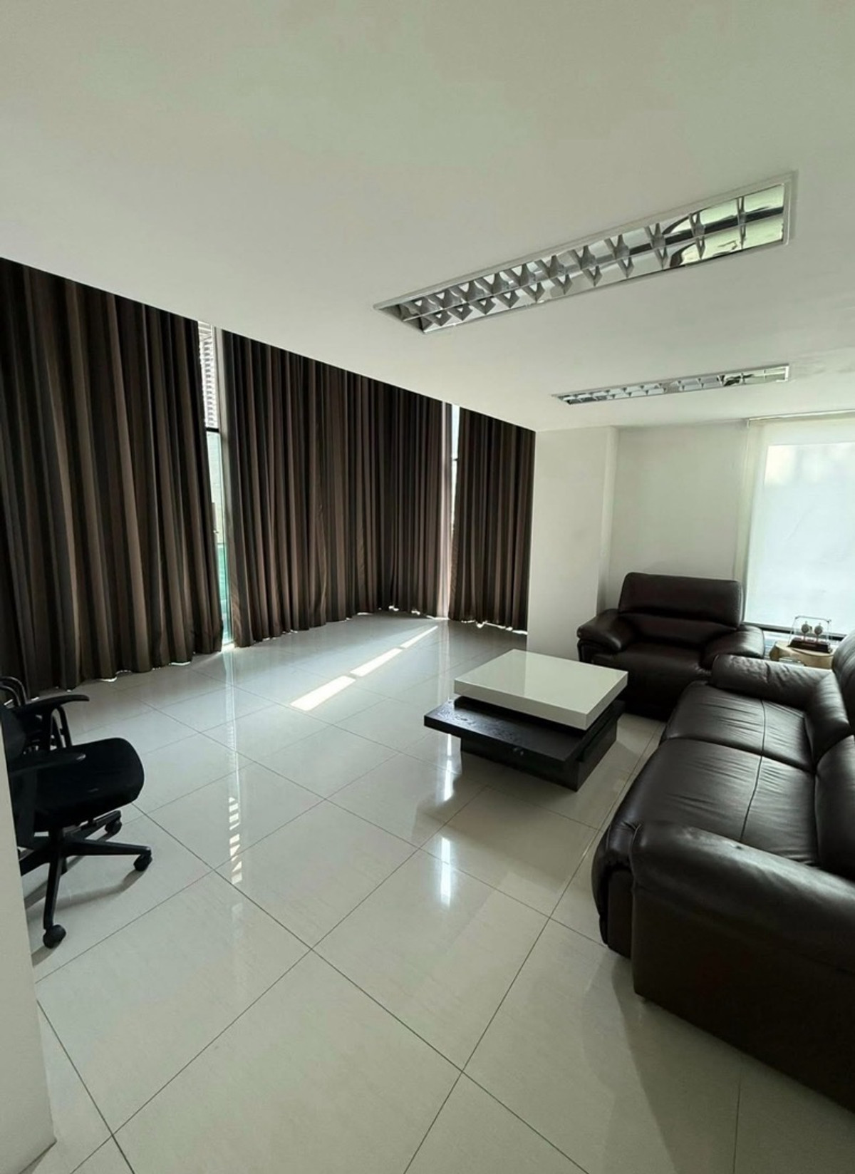 For RentOfficeRama3 (Riverside),Satupadit : Office for rent, Rama 3, with parking for 10 cars.