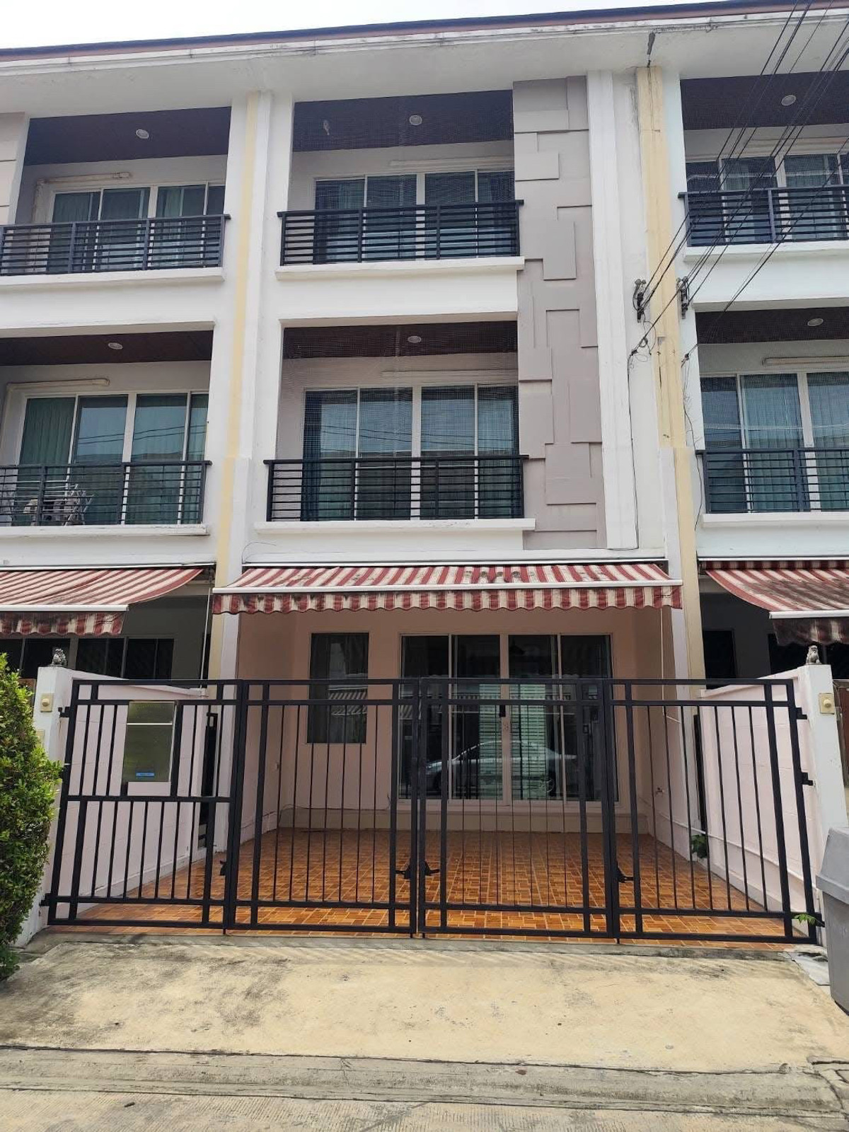 ให้เช่าทาวน์โฮมลาดพร้าว101 แฮปปี้แลนด์ : ให้เช่าทาวน์โฮม บ้านกลางเมือง ลาดพร้าว 87 ใกล้เซ็นทรัล Eastville และ The mall บางกะปิ 