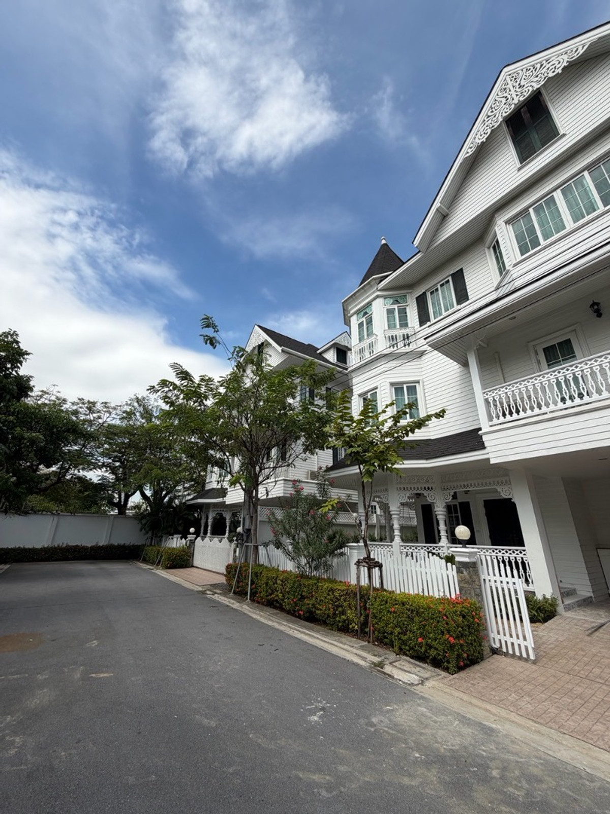 ให้เช่าบ้านบางนา แบริ่ง ลาซาล : Fantasia Villa4 Bangna บ้านใหญ่ ฟังก์ชันครบ เหมาะสำหรับอยู่เองหรือทำโฮมออฟฟิศ ทำเลดีมาก ใกล้ทางด่วน / Mega Bangna / โรงเรียนนานาชาติ