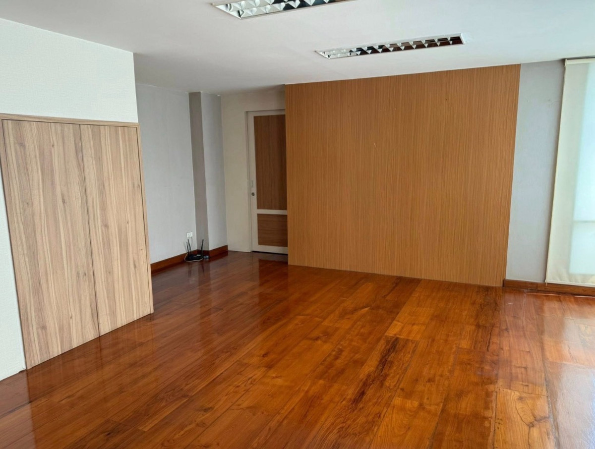 For RentOfficeRama3 (Riverside),Satupadit : Office for rent, Rama 3, with parking for 10 cars.