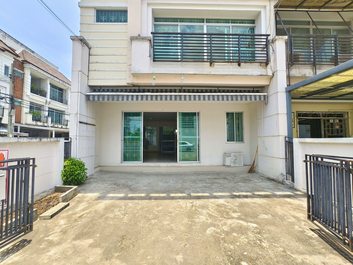 For SaleTownhomePattanakan, Srinakarin : Townhome for sale, width 7 meters, corner house, large type, Baan Klang Muang. Urbanion Rama 9-Wongwaen Urbanion Rama 9-Wongwaen, original condition, 240 sq m, east side, 3 bedrooms, 3 bathrooms, Penthouse bedroom.
